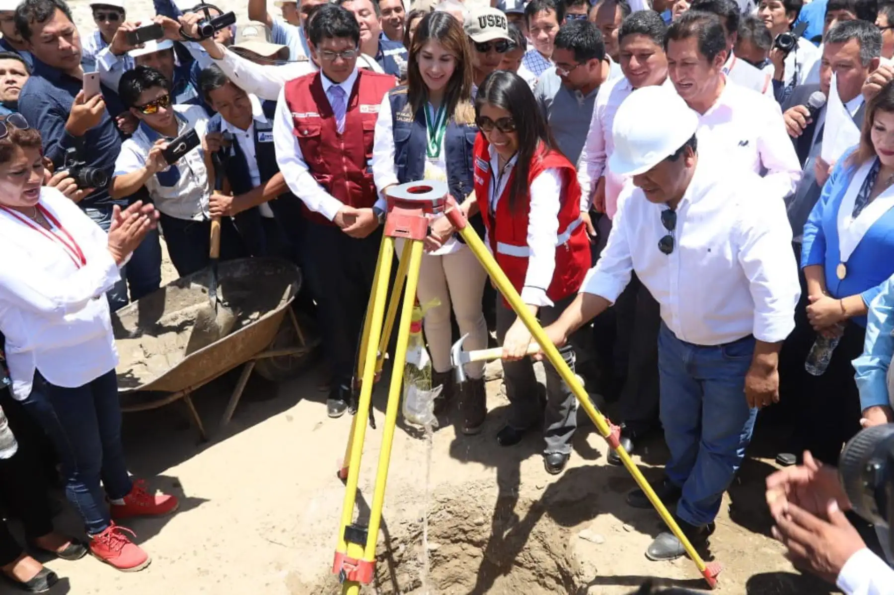 La directora ejecutiva de la Autoridad para la Reconstrucción con Cambios (ARCC), Amalia Moreno, puso la primera piedra de la obra de solución integral del río Ica.