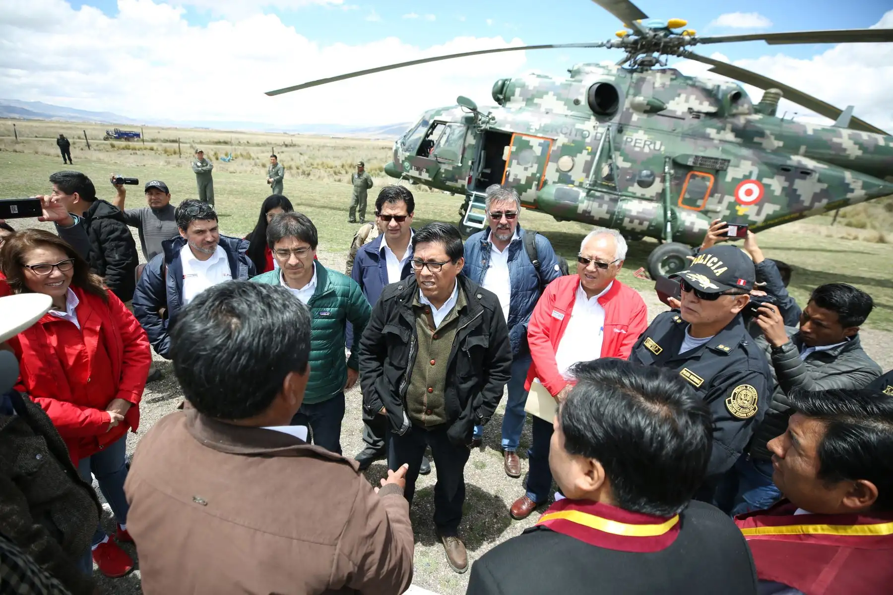 Presidente del Consejo de Ministros, Vicente Zeballos, junto al titular del Minem, Juan Carlos Liu, llegan a Espinar para dirigirse al Centro Poblado Tintaya Marquiri, para reunión con dirigentes de 13 comunidades campesinas del área de influencia directa de la unidad minera Antapaccay
Foto: PCM