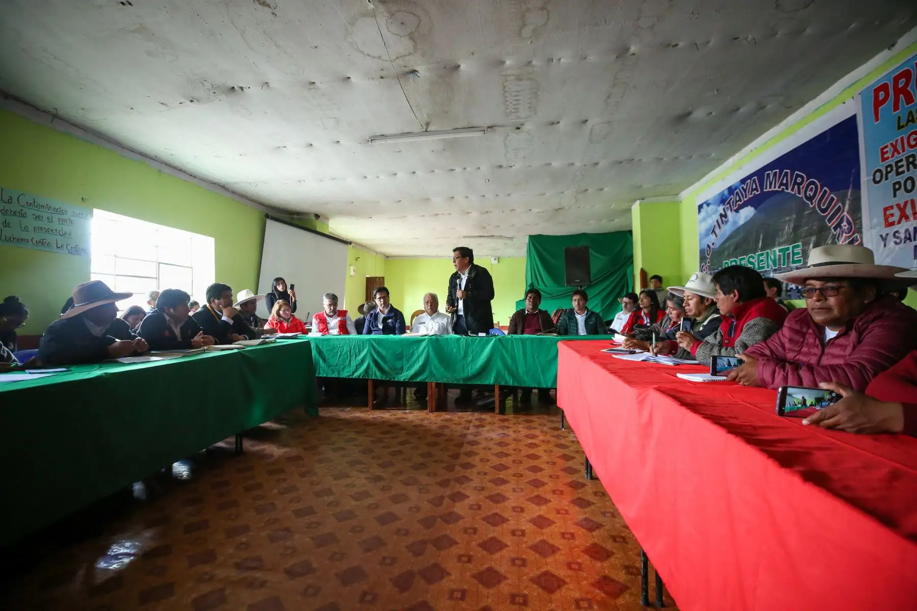 El presidente del Consejo de Minsitros se reúne con Pobladores del Centro Poblado Tintaya Marquiri  junto a dirigentes de 13 comunidades campesinas del área de influencia directa de la unidad minera Antapaccay
Foto: PCM