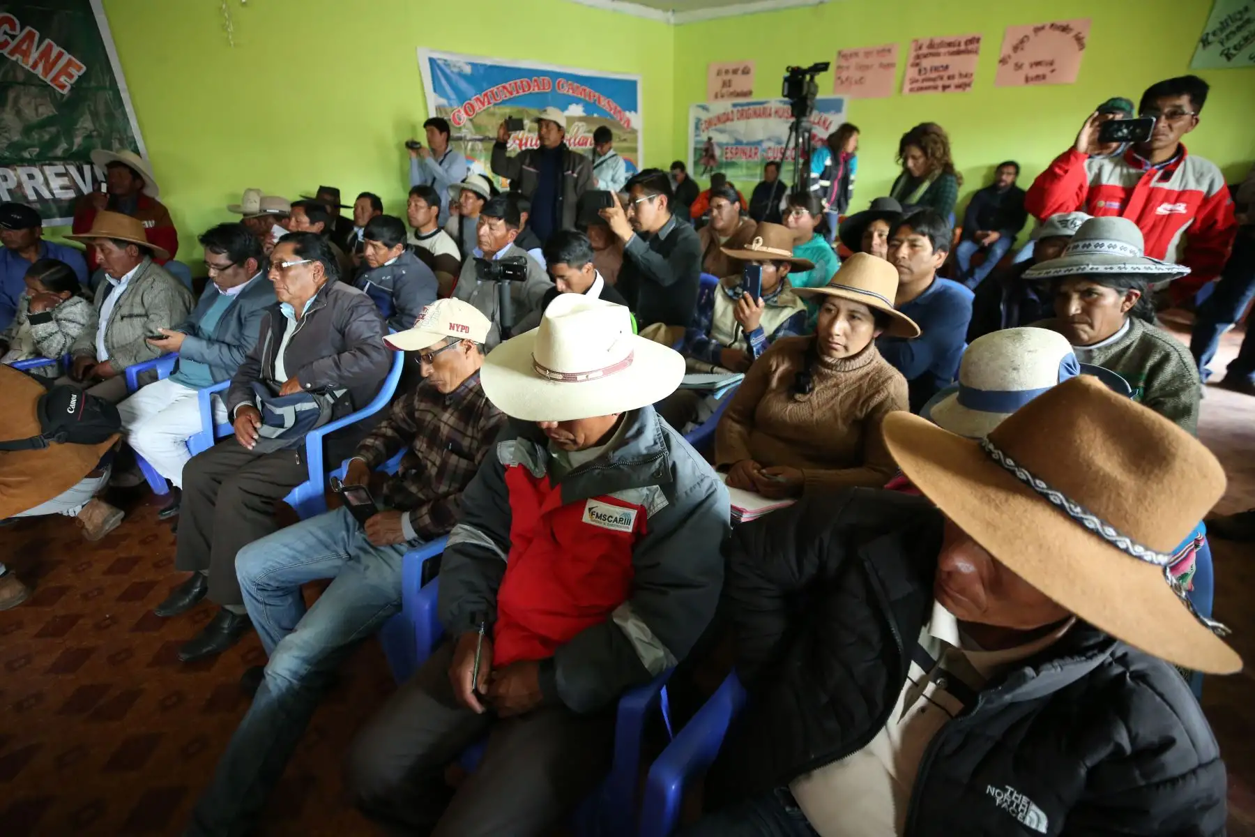 El presidente del Consejo de Minsitros se reúne con Pobladores del Centro Poblado Tintaya Marquiri  junto a dirigentes de 13 comunidades campesinas del área de influencia directa de la unidad minera Antapaccay
Foto: PCM