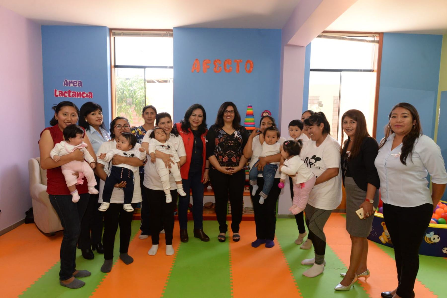 La primera dama de la Nación, Maribel Díaz, y de la ministra de la Mujer y Poblaciones Vulnerables, Gloria Montenegro, visitaron a los menores del CAR Santa Fortunata de Moquegua.