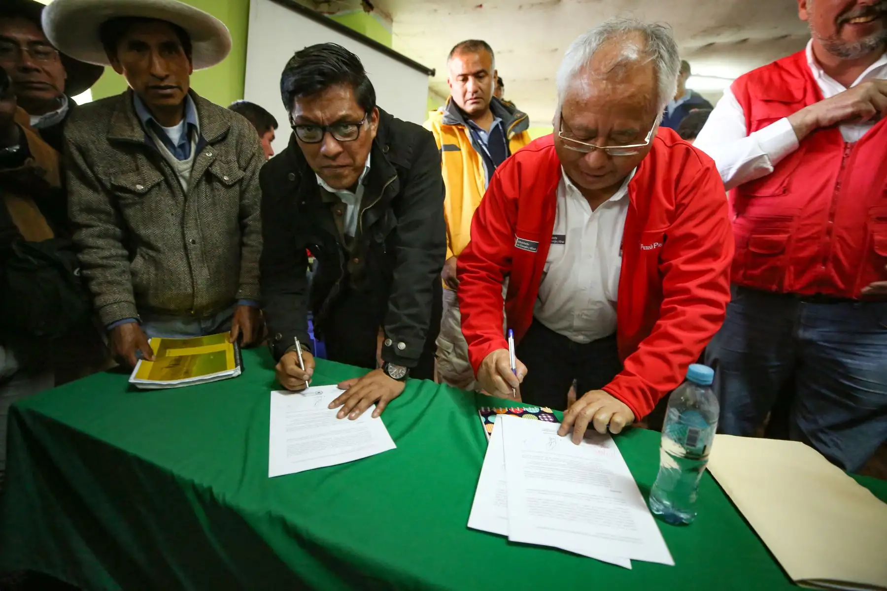 Presidente del Consejo de Ministros, Vicente Zeballos y titular del Minem, Juan Carlos Liu, firman acuerdos en Espinar junto a dirigentes de 13 comunidades campesinas del área de influencia directa de la unidad minera Antapaccay. 
Foto: PCM