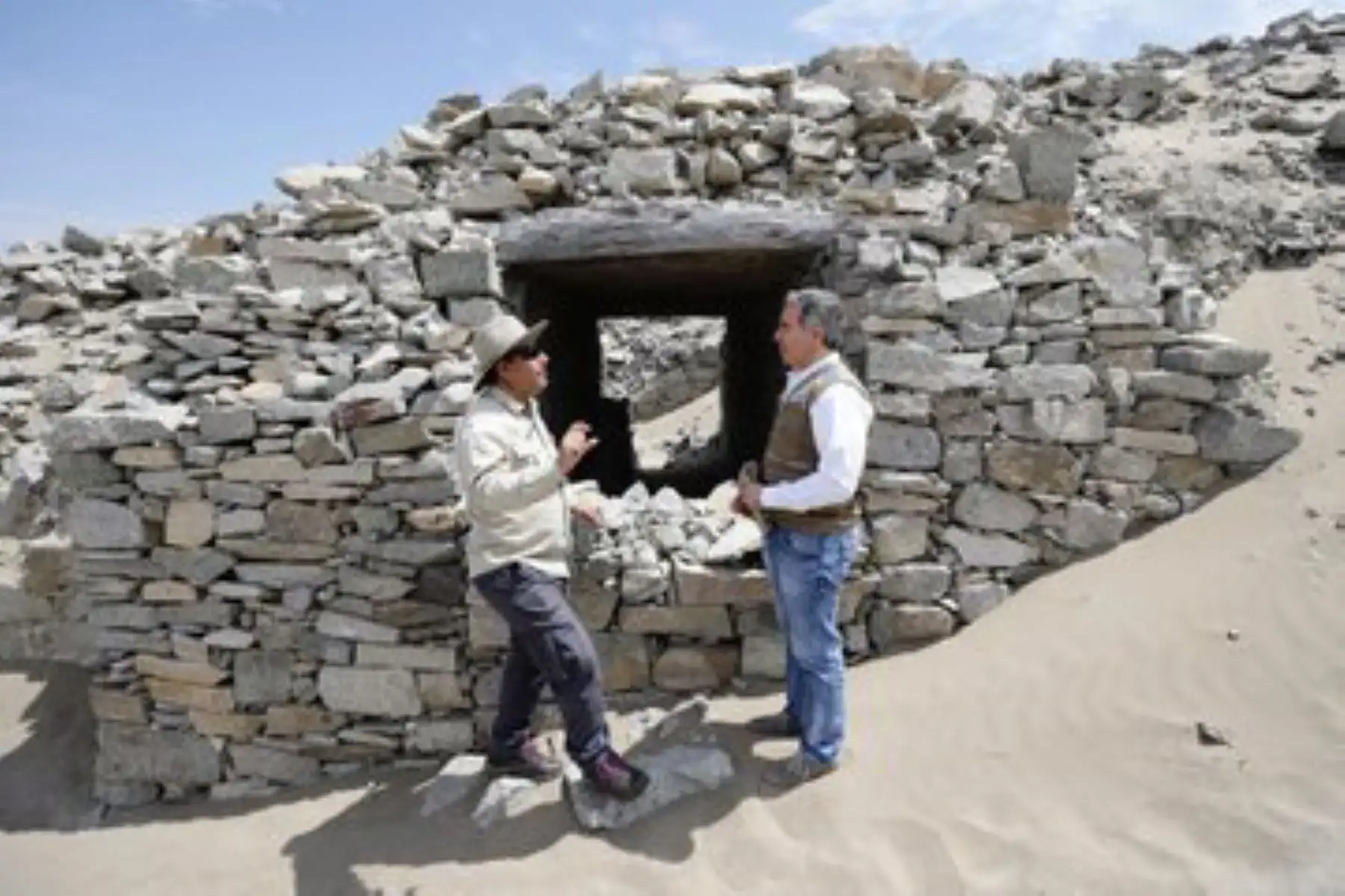 Acompañado por el arqueólogo Iván Ghezzi, el ministro de Cultura, Francesco Petrozzi, supervisó el estado del observatorio solar Chankillo (Áncash).
