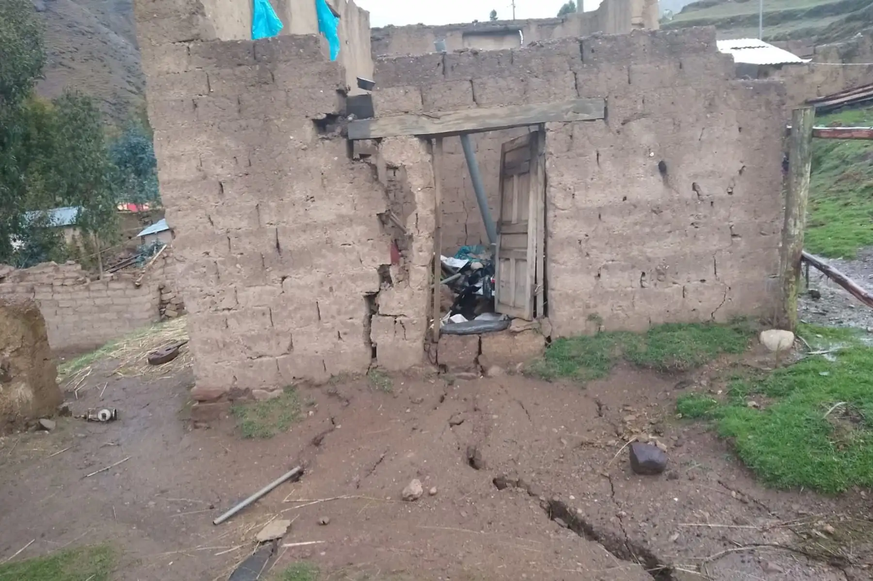Al menos 12 viviendas están a punto de colapsar por fenómeno geológico en Cusipata, Cusco. ANDINA/Difusión