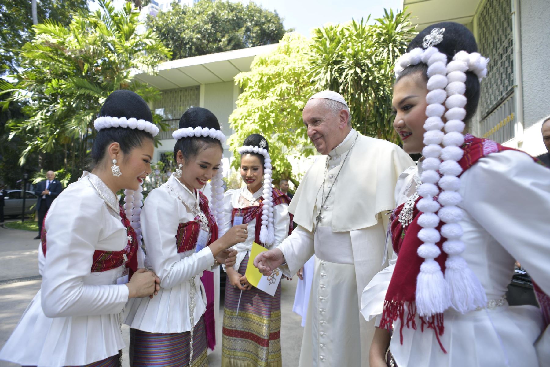 El Papa Francisco saluda a las personas durante su llegada a la Nunciatura Apostólica de la Santa Sede en Bangkok. Foto: AFP