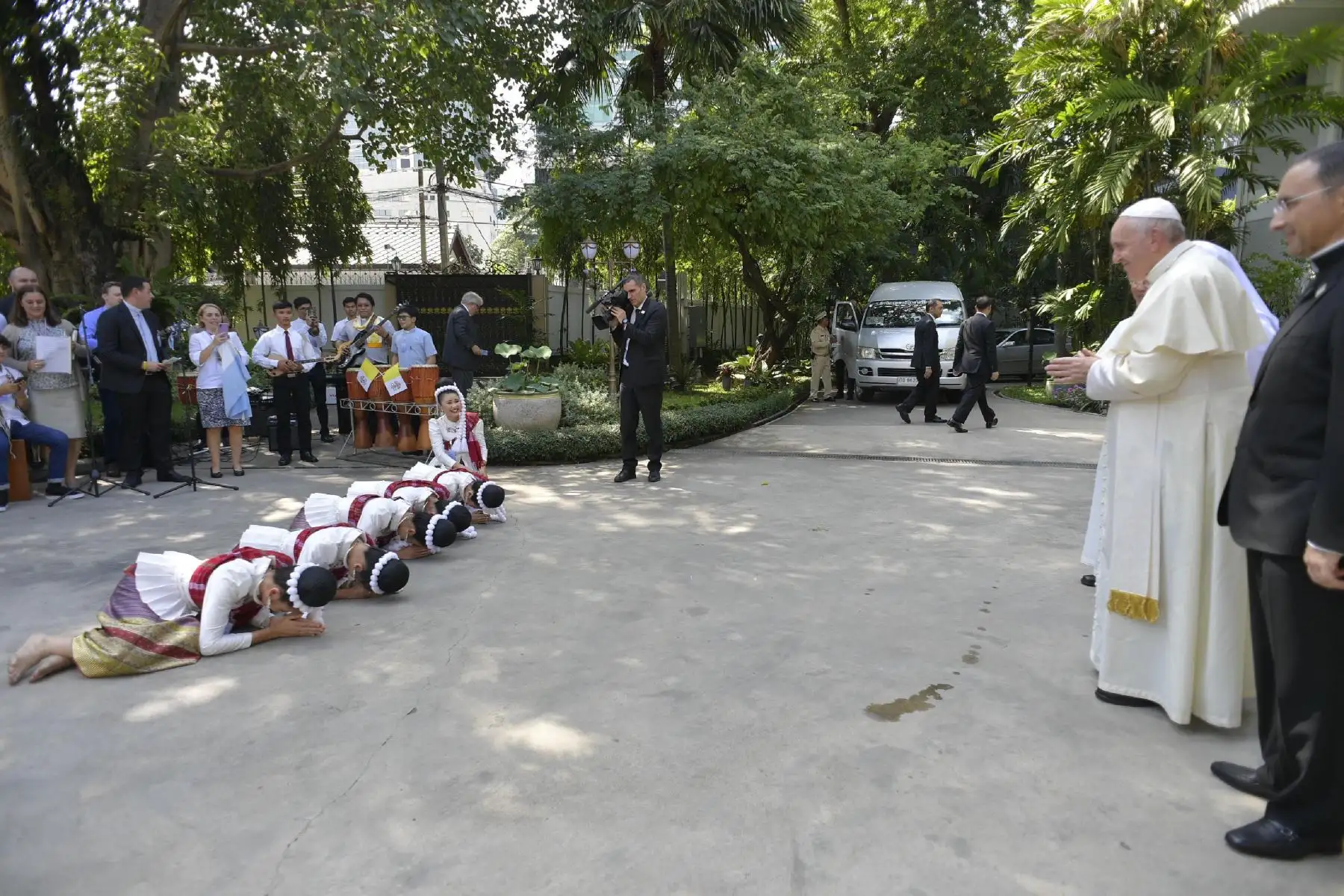 El Papa Francisco saluda a las personas durante su llegada a la Nunciatura Apostólica de la Santa Sede en Bangkok. Foto: AFP