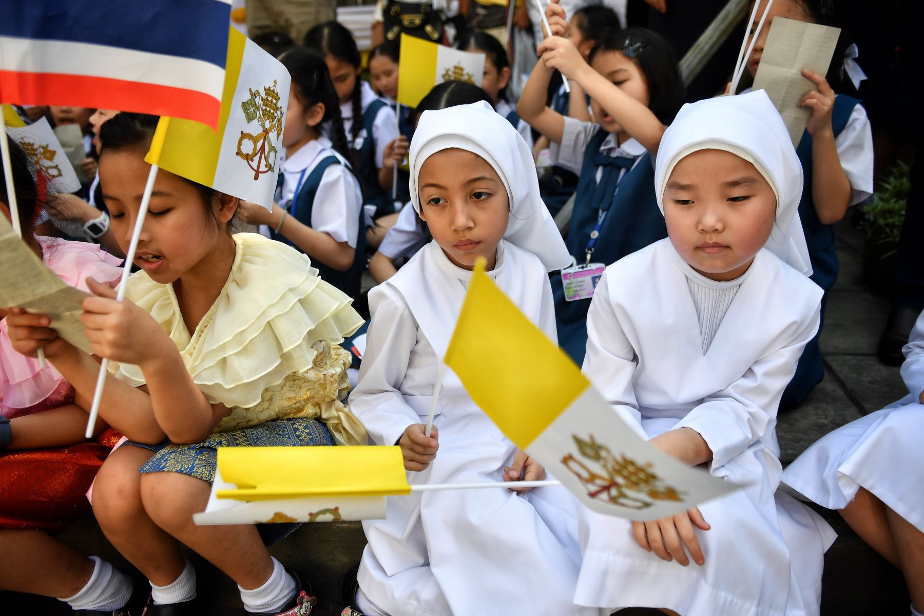 Fieles católicos durante la llegada del Papa Francisco fuera de la Nunciatura Apostólica de la Santa Sede en Bangkok. Foto: AFP
