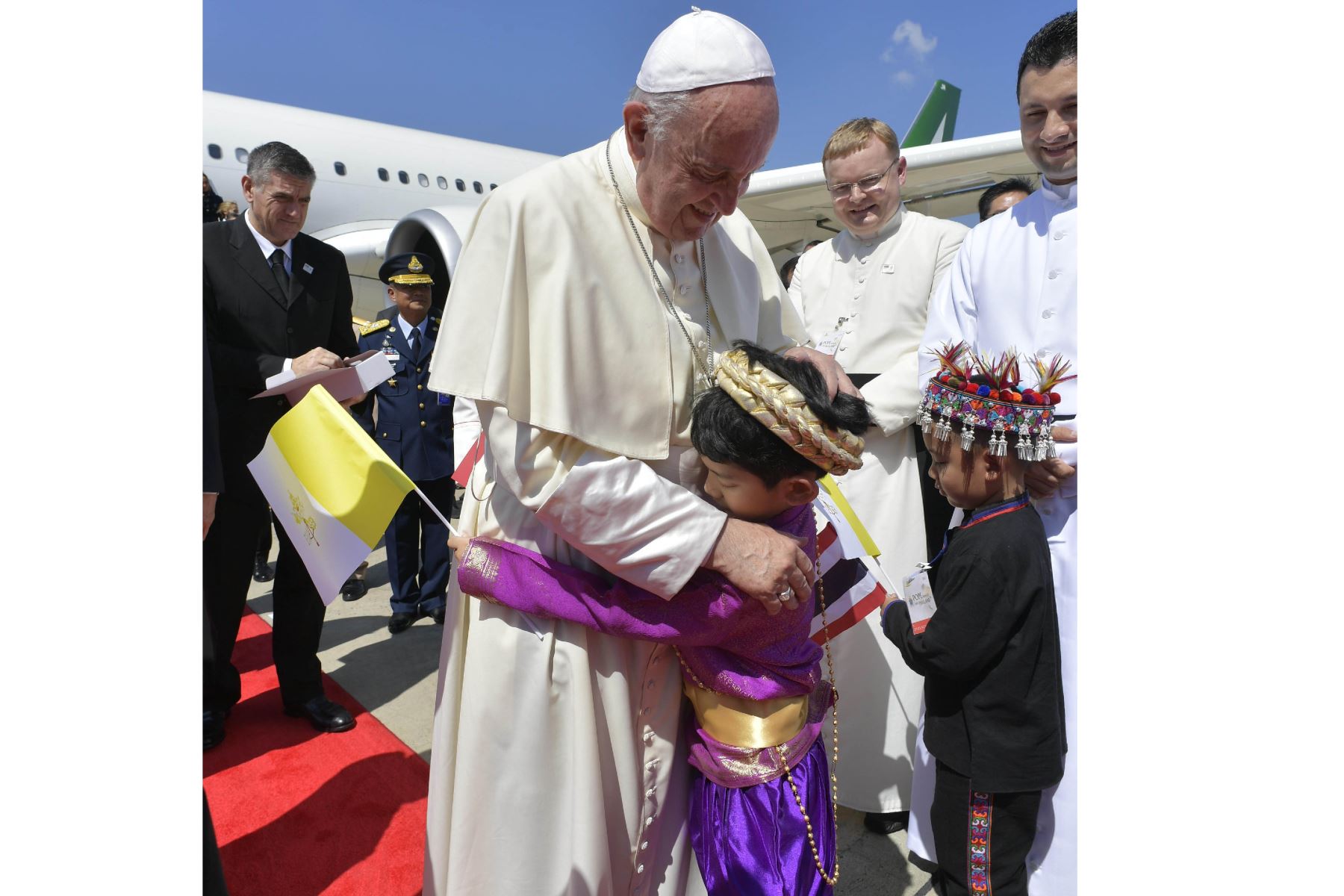 El Papa Francisco llegó a Tailandia, la primera etapa de una gira asiática que se extenderá por Japón y llevará un mensaje de diálogo y desarme nuclear. Foto: AFP