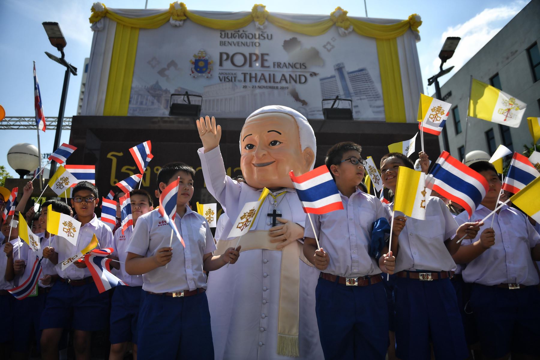 Niños esperan la llegada del Papa Francisco fuera de la Nunciatura Apostólica de la Santa Sede en Bangkok. Foto: AFP