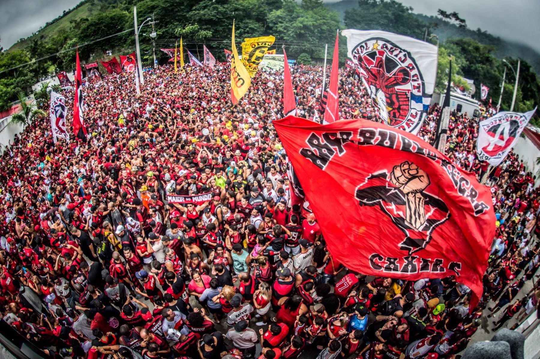 La hinchada del Flamengo  le brindó su total apoyo a su equipo antes de su viaje a Lima