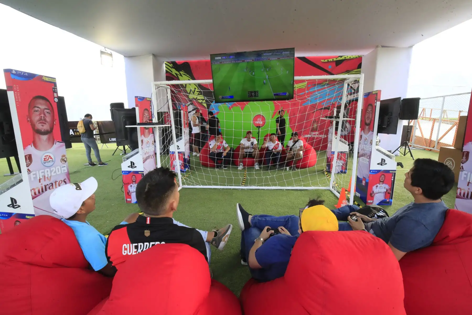 Se inaugura el evento  Fan Fest -Embajada del Hincha con la presencia de hinchas de  fútbol de los equipos River Plate y Flamengo quienes alentarán a sus equipos en  la gran final de la Copa Libertadores que se jugará en Lima.
Foto: ANDINA/ Juan Carlos Guzmán