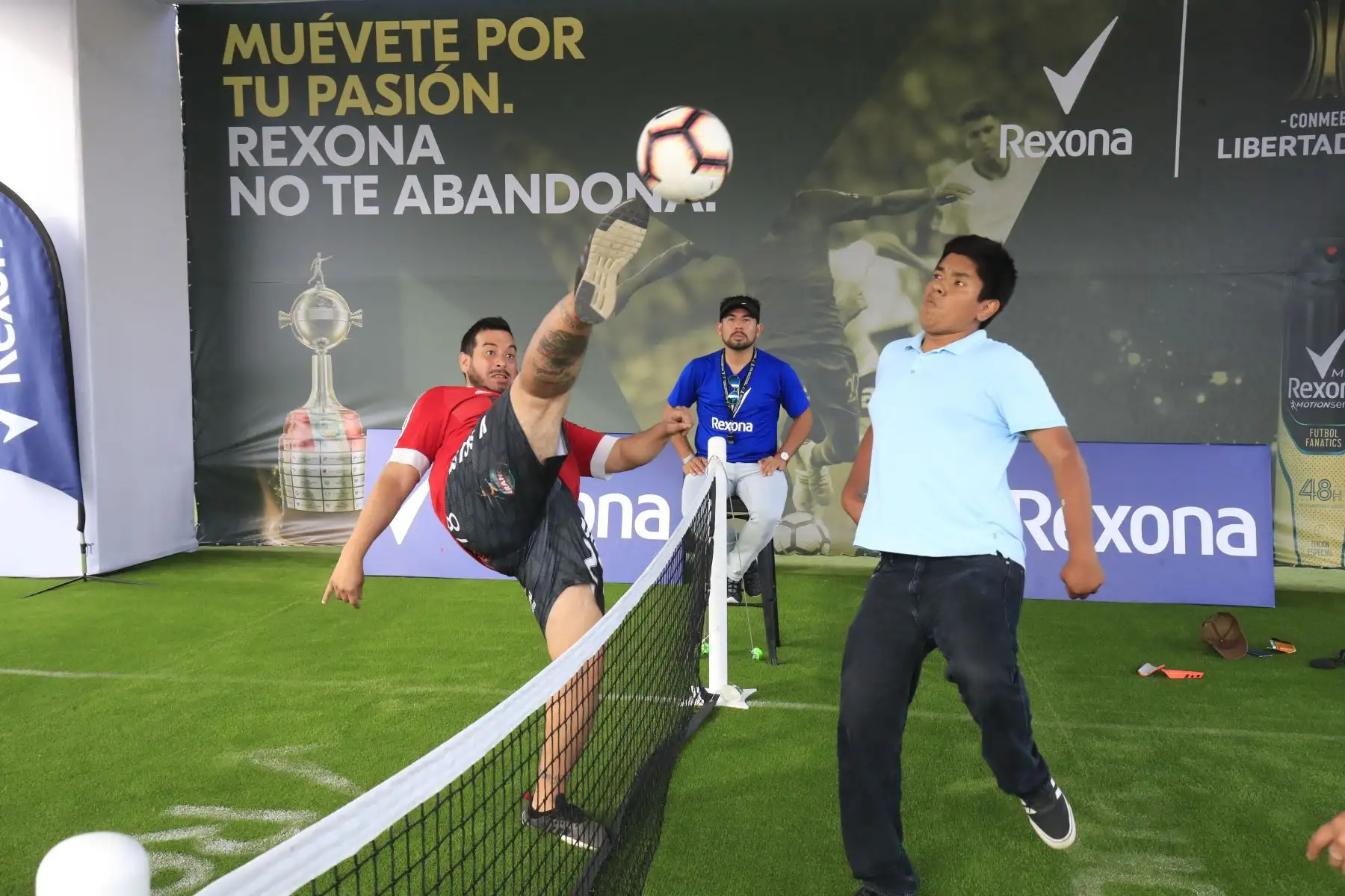 Se inaugura el evento  Fan Fest -Embajada del Hincha con la presencia de hinchas de  fútbol de los equipos River Plate y Flamengo quienes alentarán a sus equipos en  la gran final de la Copa Libertadores que se jugará en Lima.
Foto: ANDINA/ Juan Carlos Guzmán