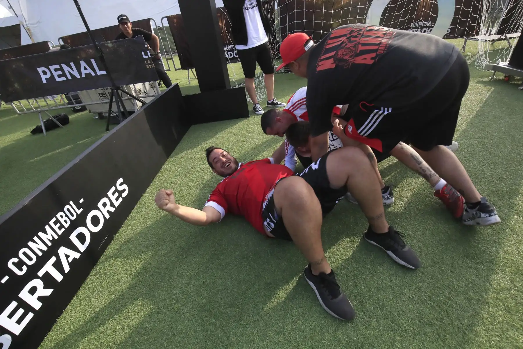 Se inaugura el evento  Fan Fest -Embajada del Hincha con la presencia de hinchas de  fútbol de los equipos River Plate y Flamengo quienes alentarán a sus equipos en  la gran final de la Copa Libertadores que se jugará en Lima.
Foto: ANDINA/ Juan Carlos Guzmán