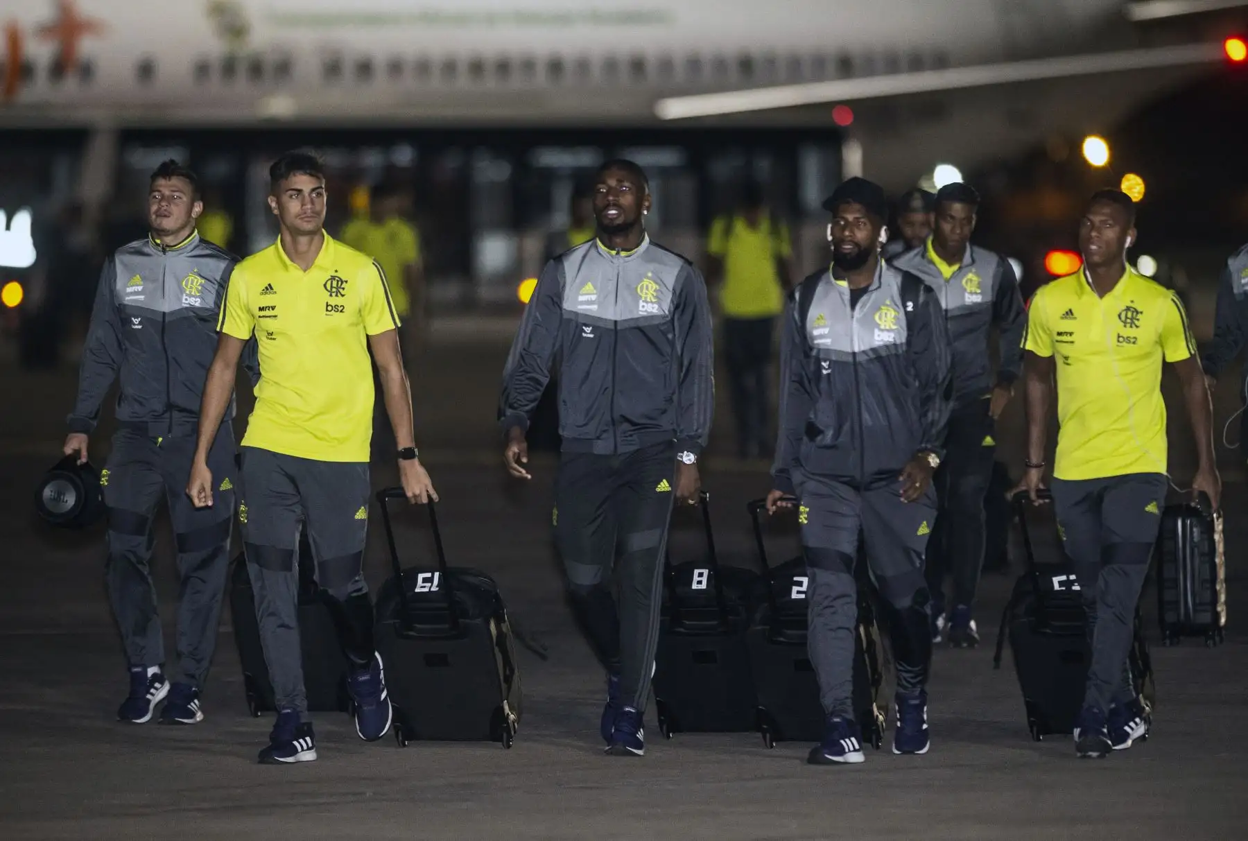 Los jugadores brasileños de Flamengo llegan al aeropuerto de Lima antes del último partido de fútbol de la Copa Libertadores contra el River Plate.
Foto: AFP