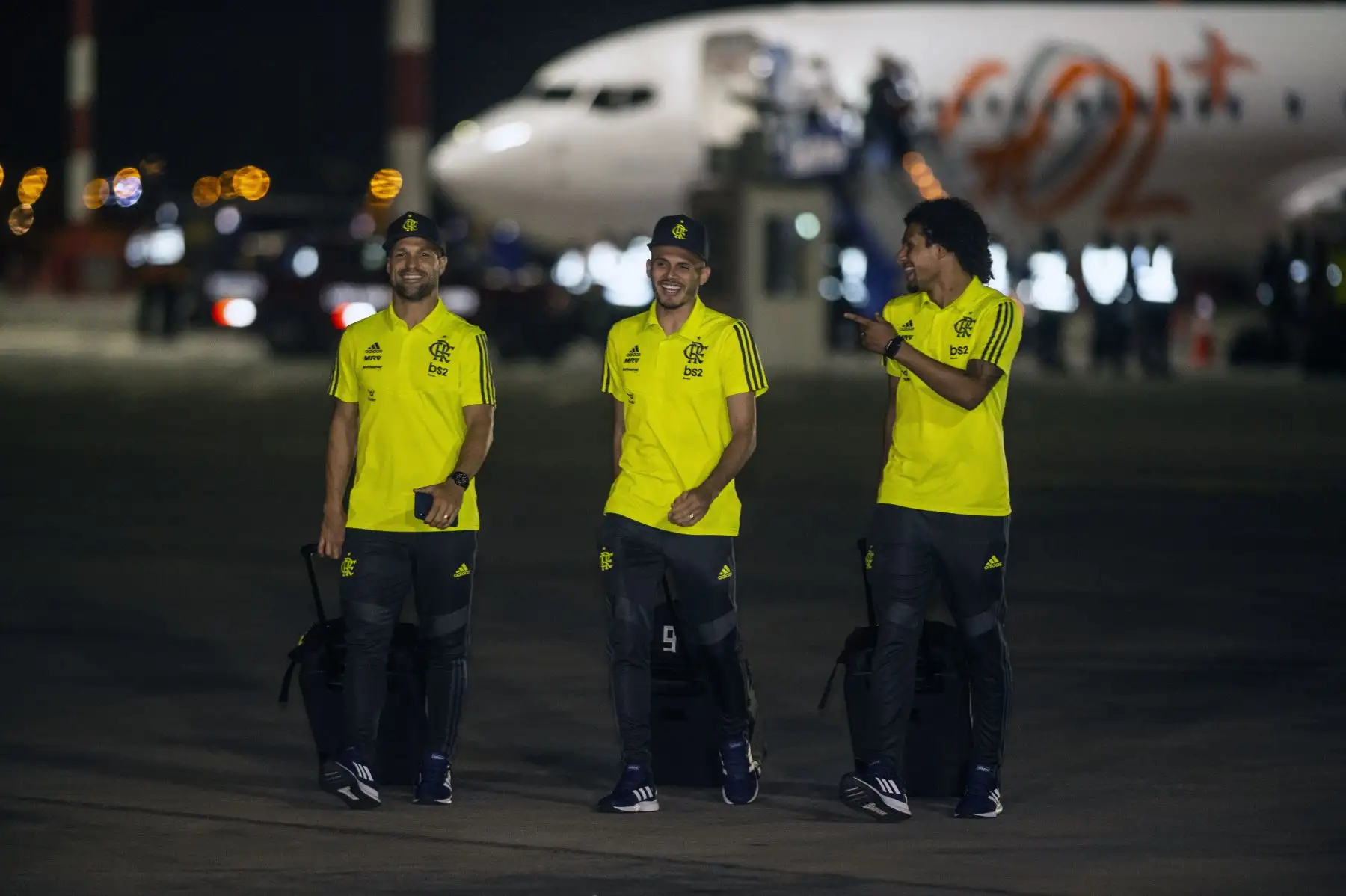 Los jugadores brasileños de Flamengo llegan al aeropuerto de Lima, antes del último partido de fútbol de la Copa Libertadores contra el River Plate.
Foto: AFP