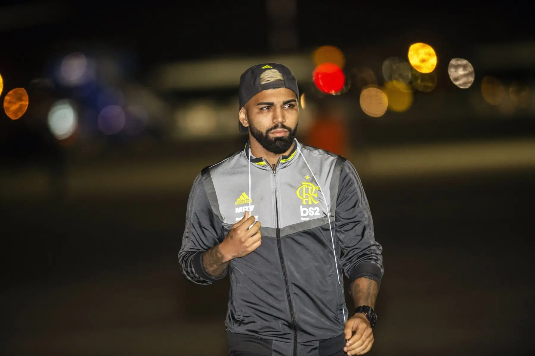 El jugador brasileño de Flamengo Gabriel Barboza llega al aeropuerto de Lima, antes del partido de fútbol final de la Copa Libertadores contra el River Plate.
Foto: AFP