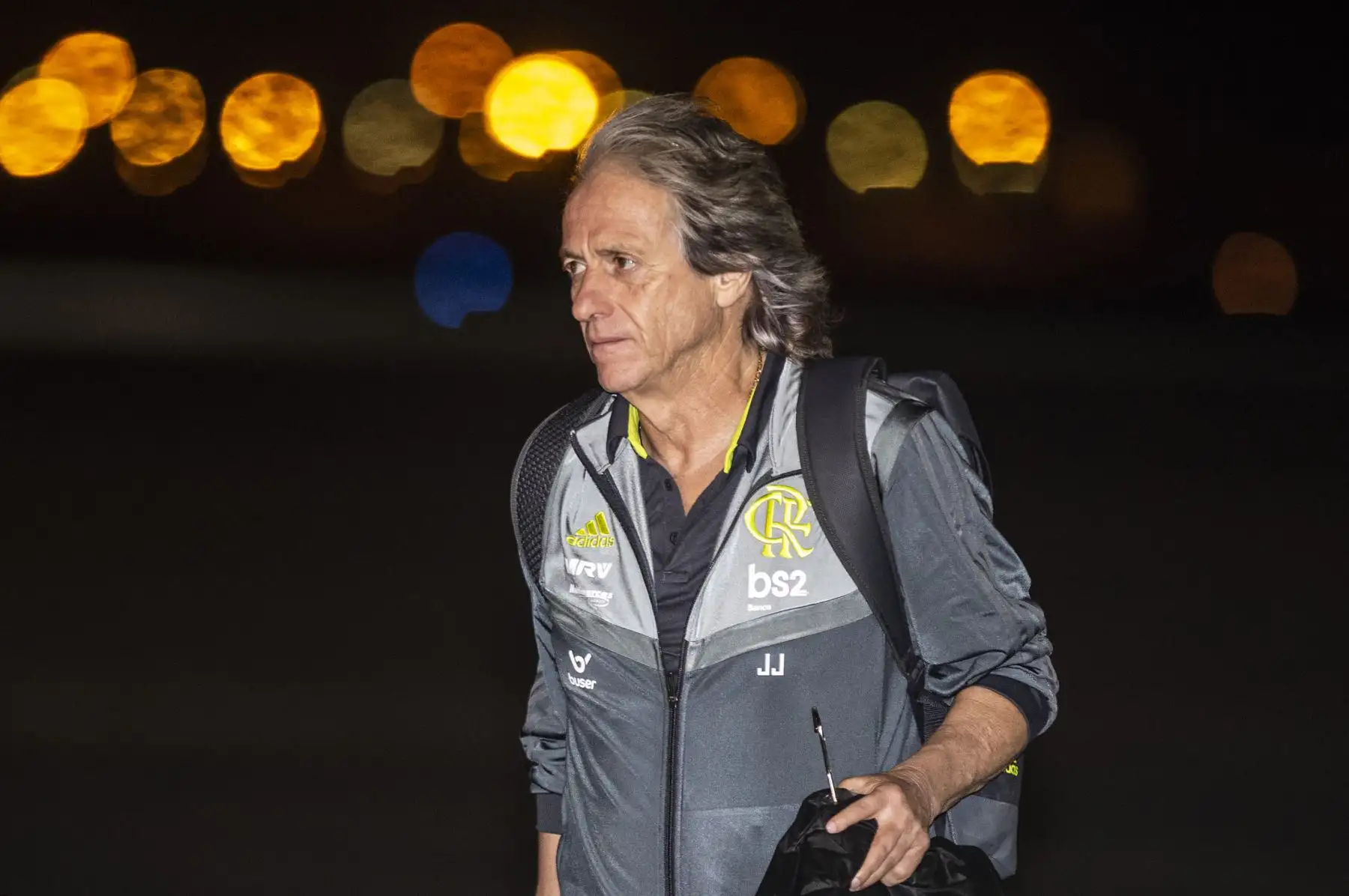 El entrenador brasileño de Flamengo, Jorge Jesús, llega al aeropuerto de Lima, antes del último partido de fútbol de la Copa Libertadores contra el River Plate.
Foto: AFP