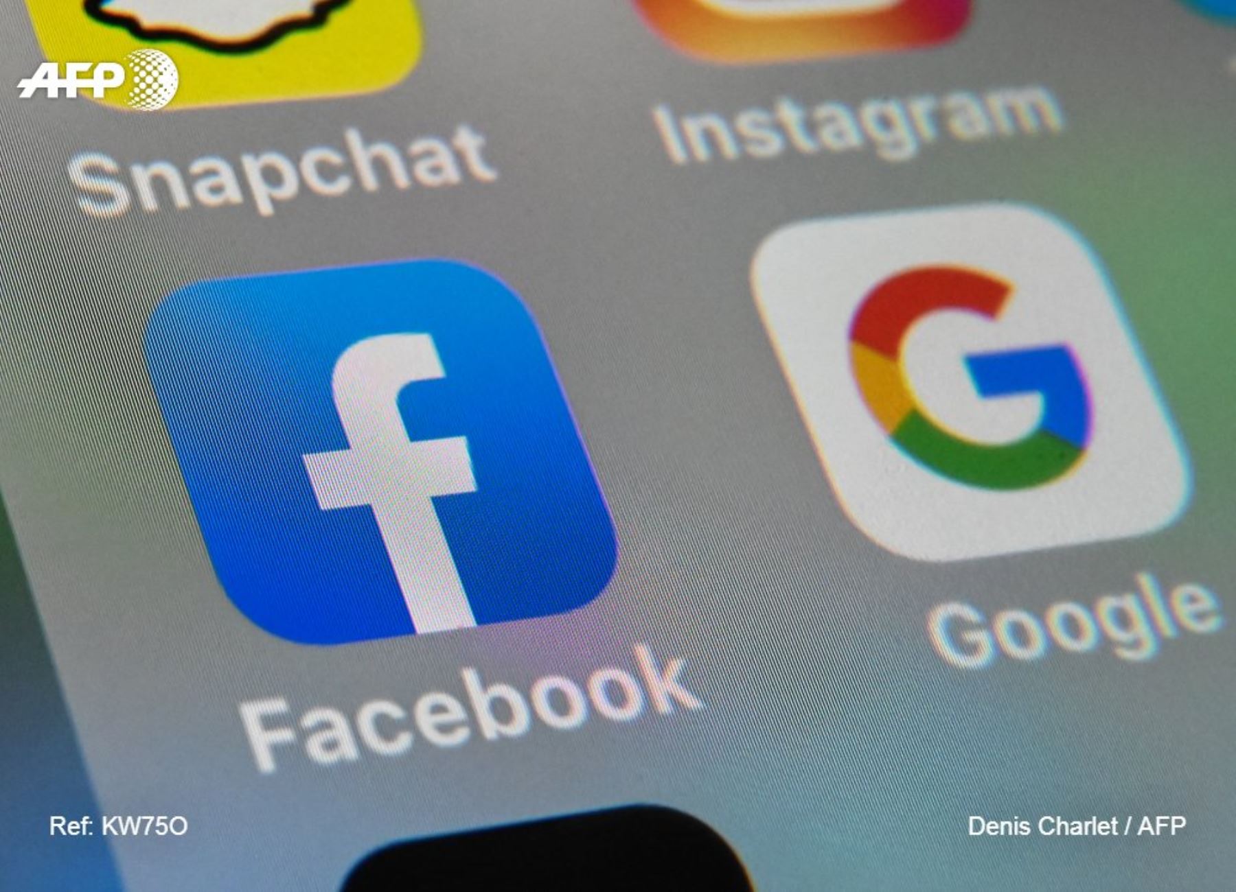 Amnistía Internacional publicó un reporte analizando el modelo de negocio de Facebook y Google. Foto: AFP