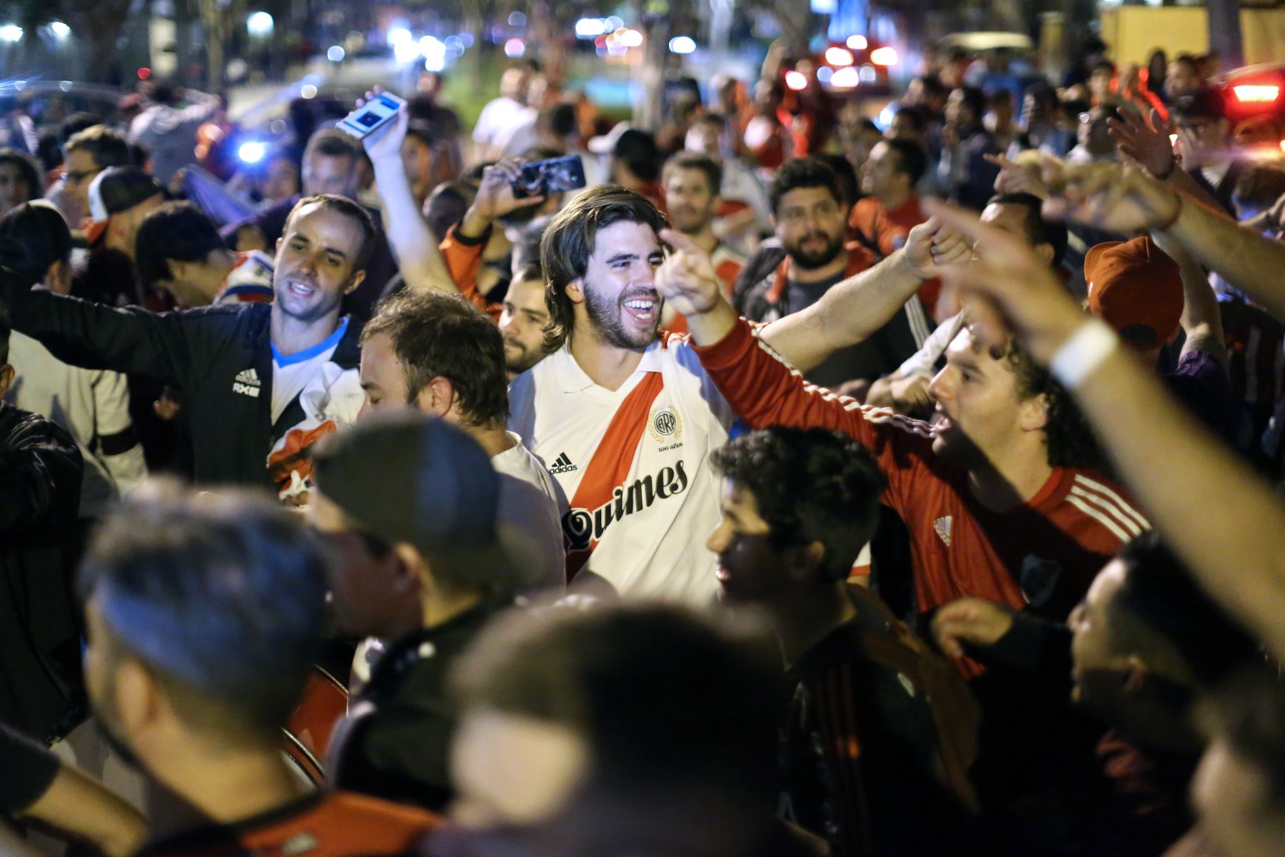 Los  hinchas del River Plate de Argentina esperan la llegada de los jugadores al hotel en Lima antes del partido de fútbol final de la Copa Libertadores contra el Flamengo de Brasil.
Foto: AFP