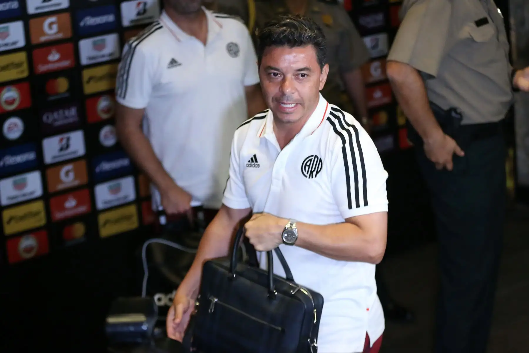 El entrenador argentino de River Plate, Marcelo Gallardo, llega al hotel en Lima, antes del partido de fútbol final de la Copa Libertadores contra el Flamengo de Brasil.
Foto: AFP