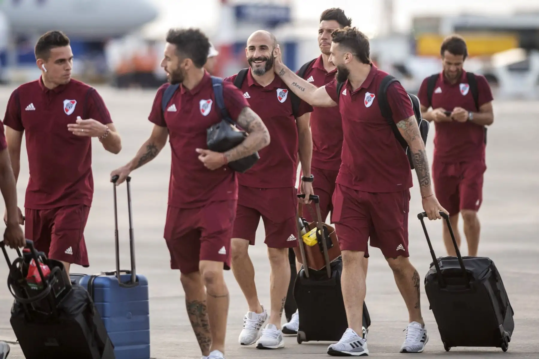 El argentino River Plate Javier Pinola  sonríe cuando él y sus compañeros de equipo llegan al aeropuerto de Lima, antes del último partido de fútbol de la Copa Libertadores contra el Flamengo de Brasil.
Foto: AFP