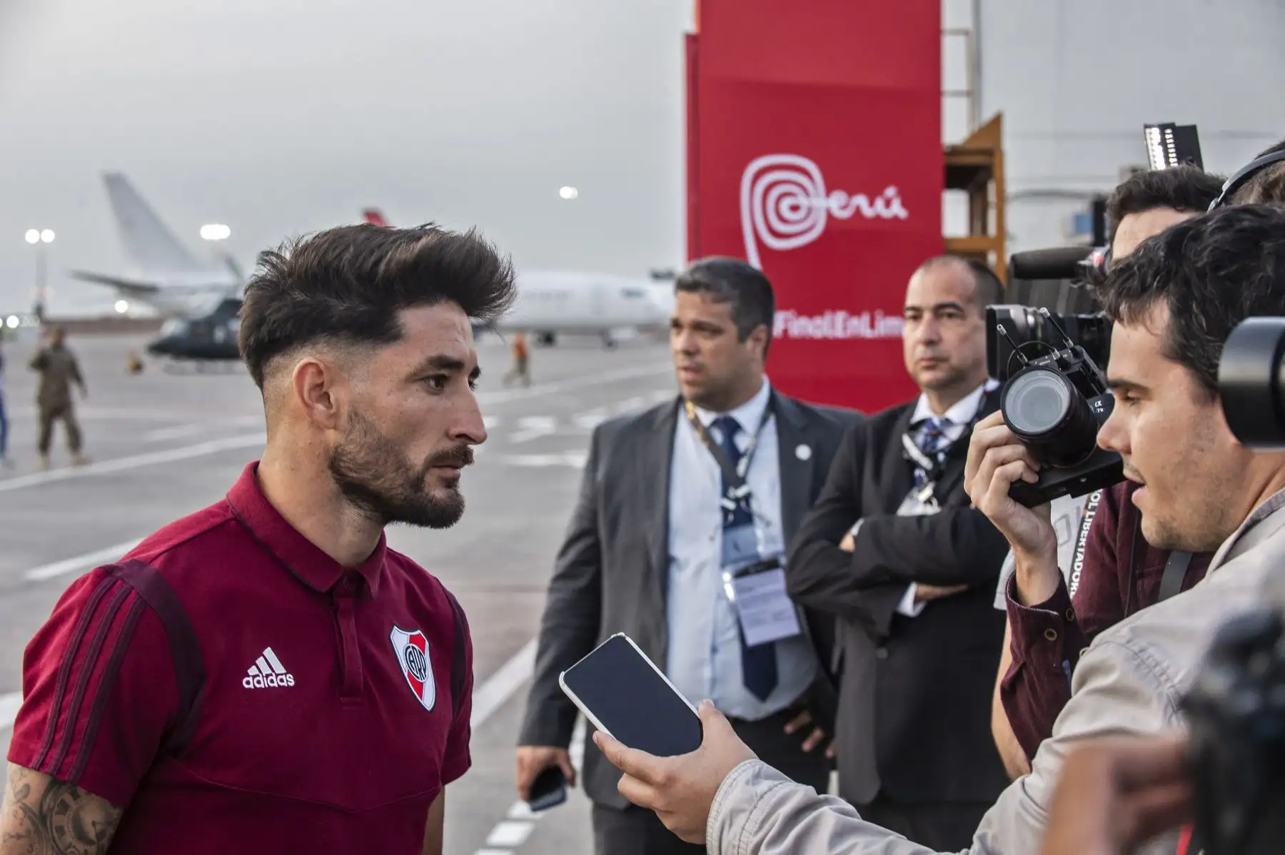 El argentino River Plate Milton Casco habla a la prensa sobre la llegada del equipo al aeropuerto de Lima, antes del partido final de fútbol de la Copa Libertadores contra el Flamengo de Brasil.
Foto: AFP