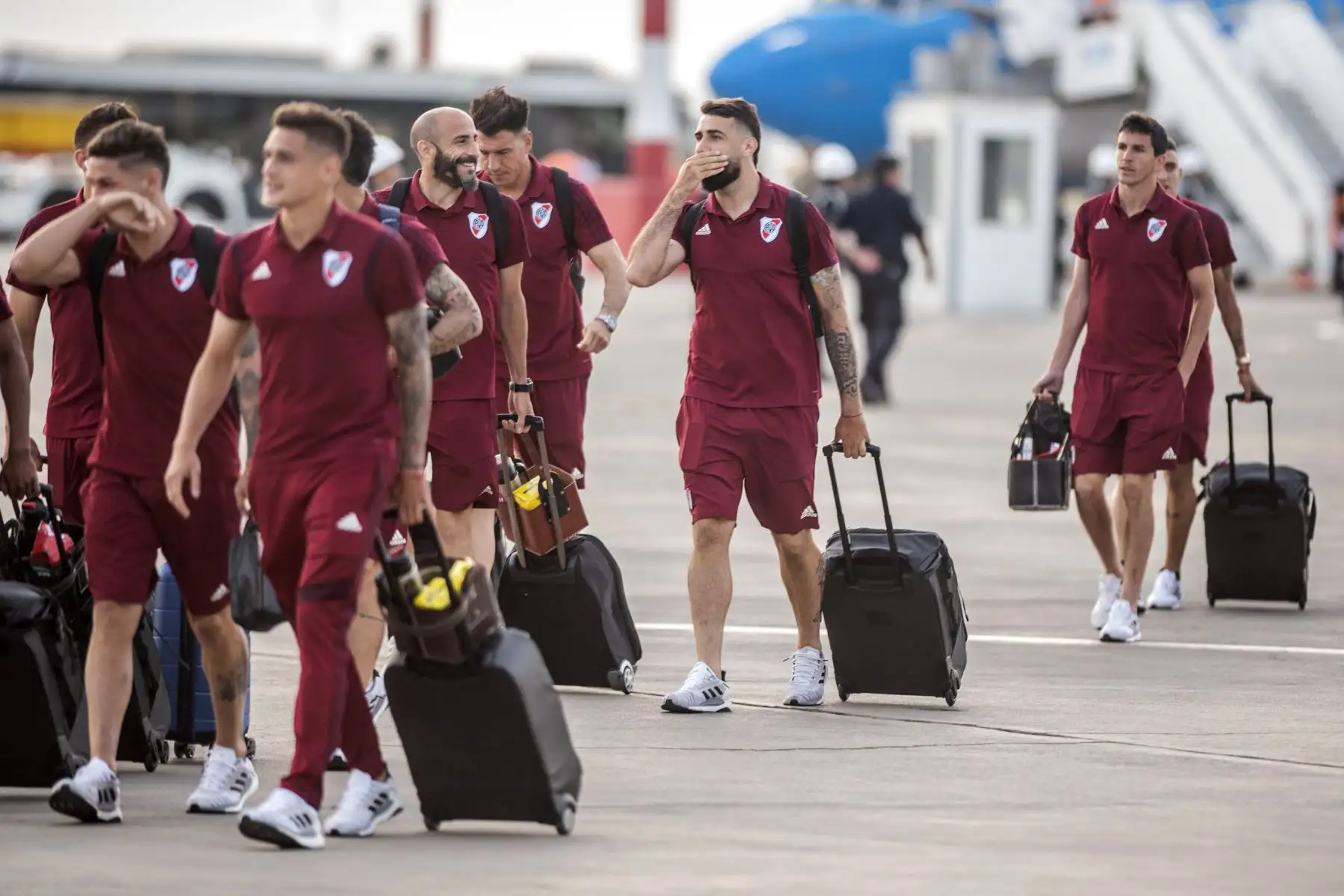 Los jugadores argentinos de River Plate llegan al aeropuerto de Lima, antes del partido de fútbol final de la Copa Libertadores contra el Flamengo de Brasil.
Foto: AFP
