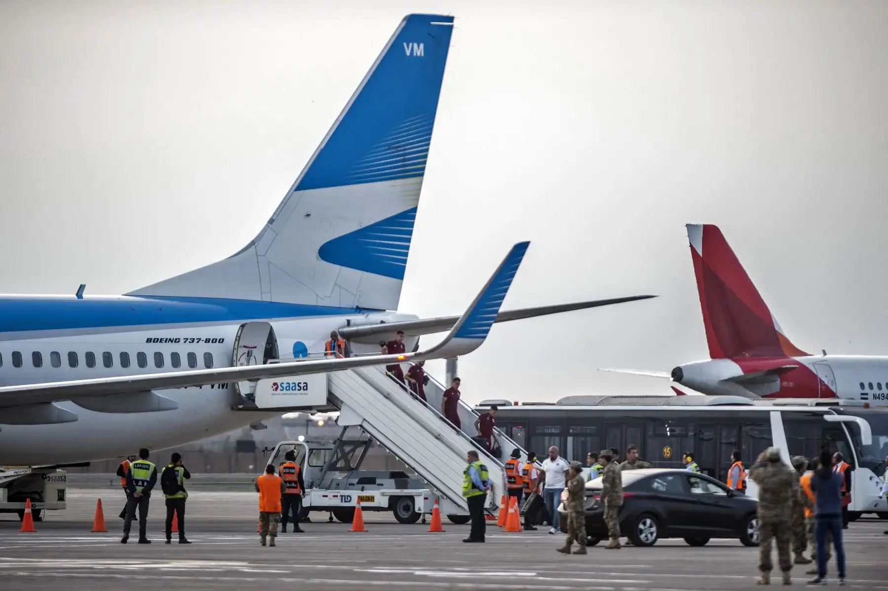 Los jugadores argentinos de River Plate  bajan de un avión a su llegada al aeropuerto de Lima  antes del partido de fútbol final de la Copa Libertadores contra el Flamengo de Brasil.
Foto: AFP