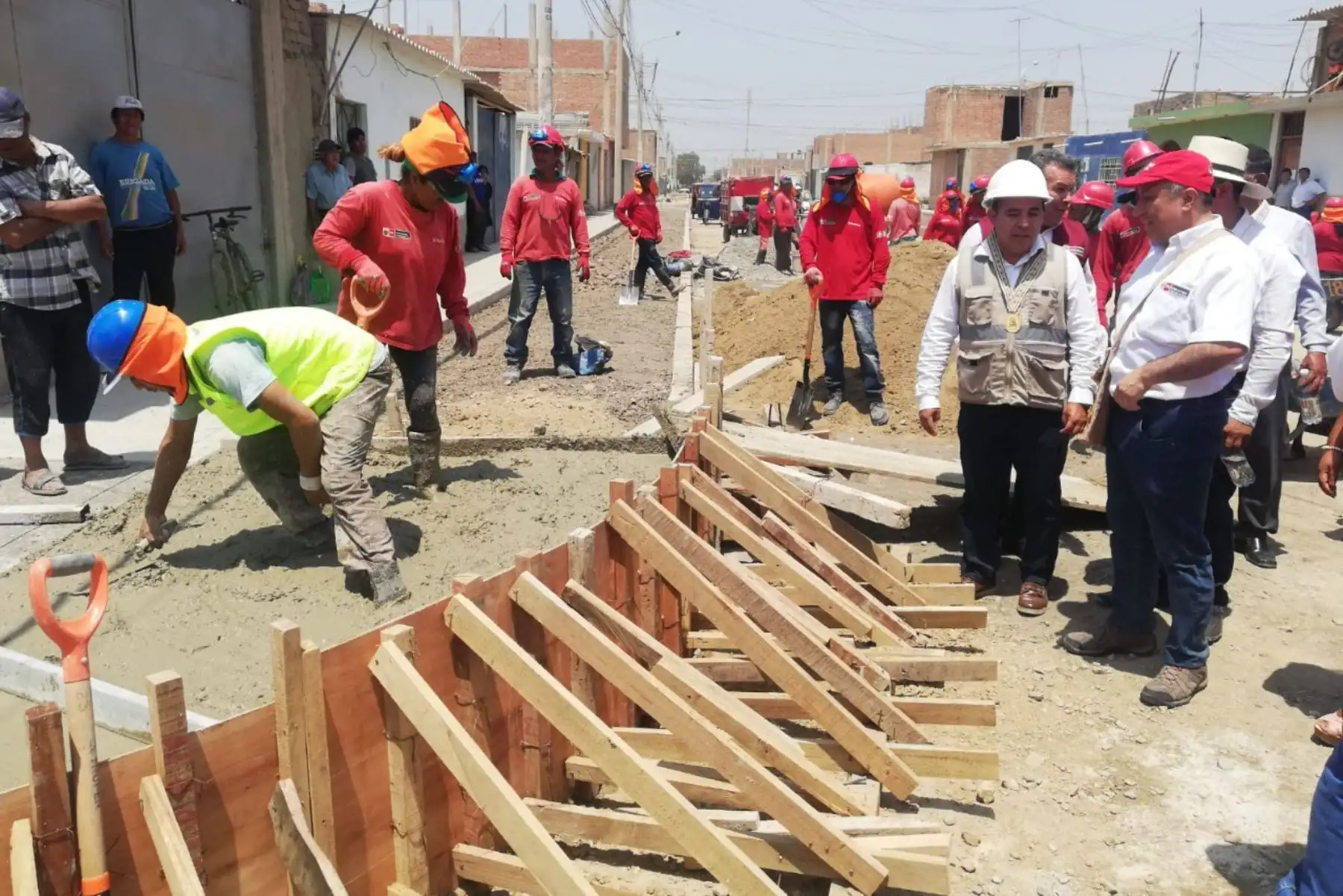 El viceministro de Promoción del Empleo y Capacitación Laboral, Javier Palacios, supervisó tres proyectos del programa Trabaja Perú, que generan 185 empleos temporales en Lambayeque.