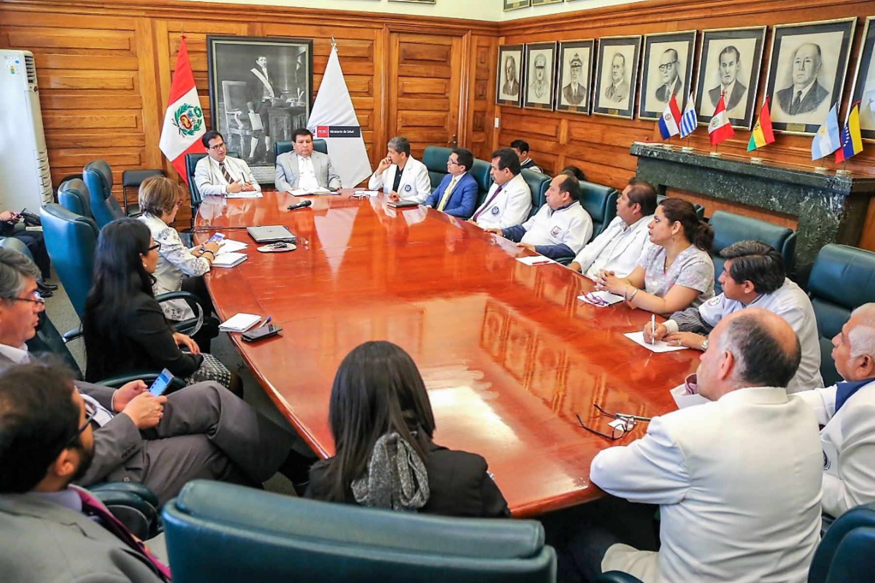 Reunión de representantes del Minsa con dirigentes de la Federación Médica Peruana.