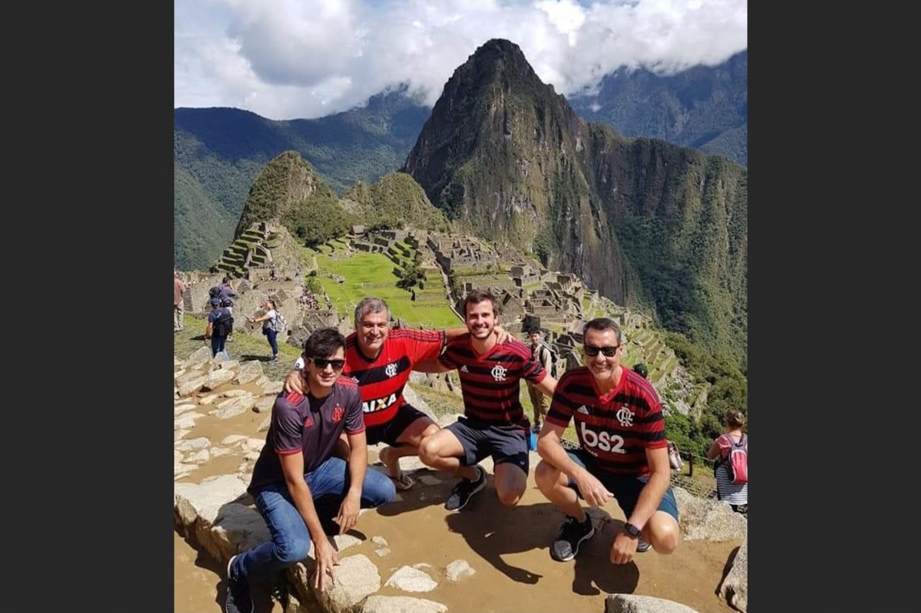 Hinchas del Flamengo y River Plate hacen turismo en Machu Picchu antes de viajar a Lima para asistir a la final única de la Copa Libertadores. Foto: Paulino Quispe/Facebook.