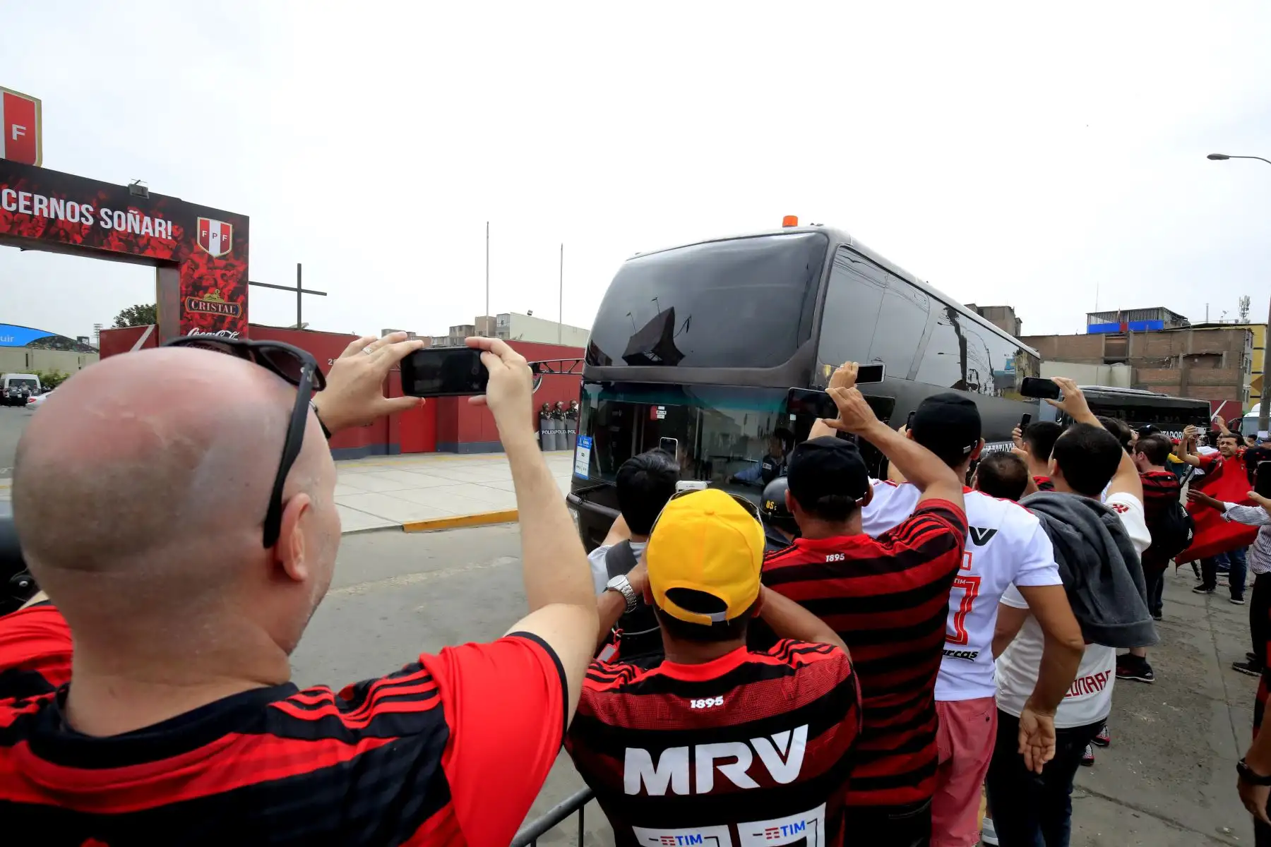 Llegada del equipo de Flamengo de Brasil a las instalaciones de La Videna donde realizará su primer entrenamiento.    


Foto: Andina/Juan Carlos Guzmán Negrini