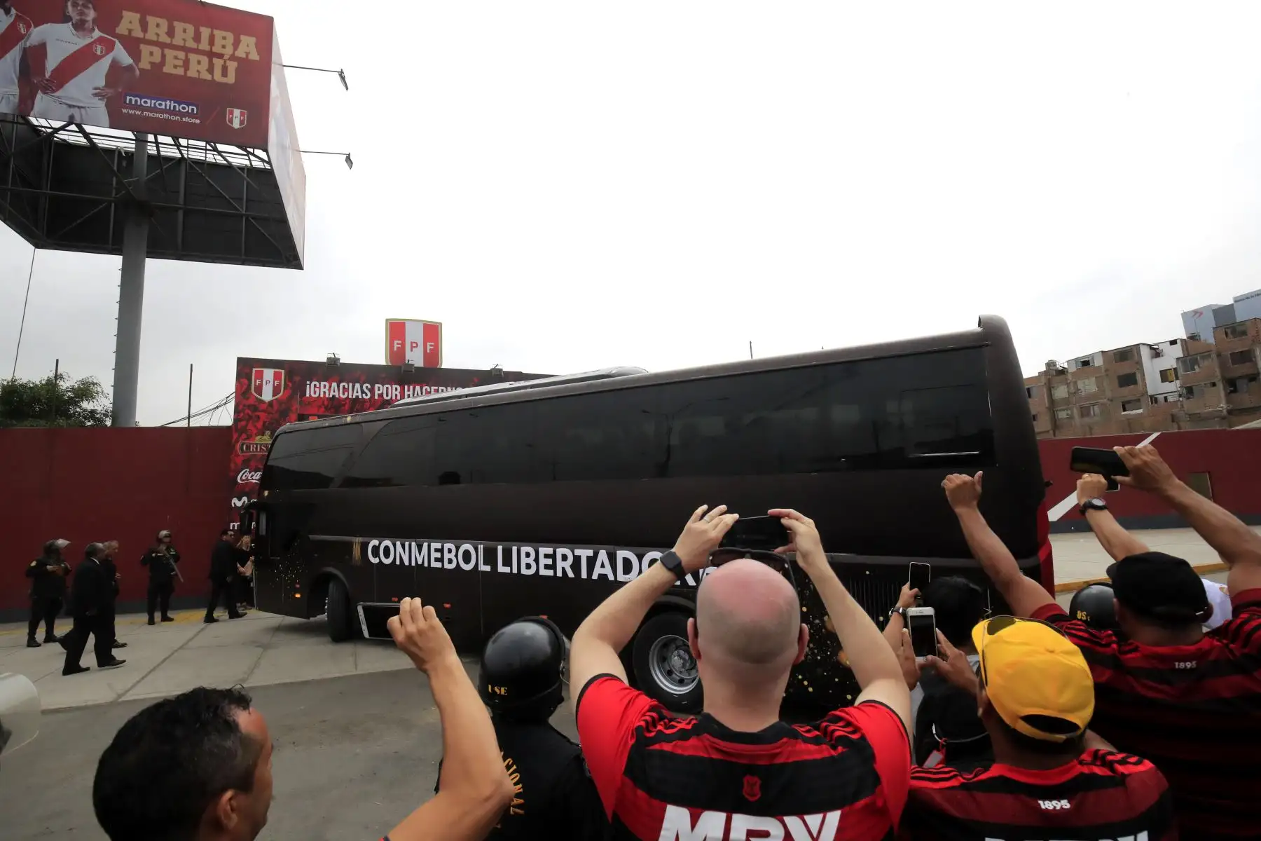 Llegada del equipo de Flamengo de Brasil a las instalaciones de La Videna donde realizará su primer entrenamiento.    


Foto: Andina/Juan Carlos Guzmán Negrini