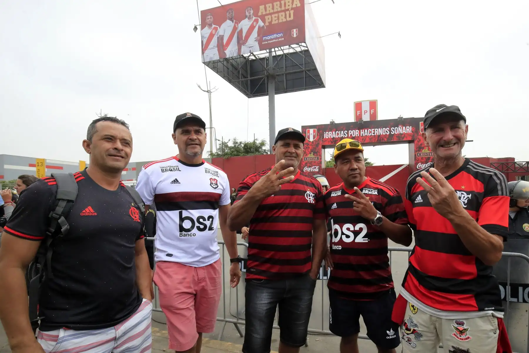 Hinchas del Flamengo de Brasil se apostaron en los alrededores de La Videna donde el primer equipo realizará su primer entrenamiento.    


Foto: Andina/Juan Carlos Guzmán Negrini