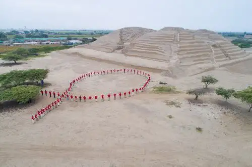 Trabajadores y portadores del VIH formaron un gran lazo al pie de la huaca Toledo de Chan Chan, en la región La Libertad.