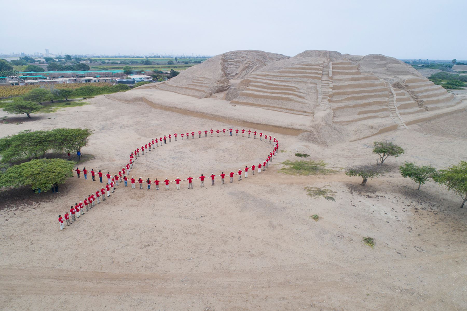 Trabajadores y portadores del VIH formaron un gran lazo al pie de la huaca Toledo de Chan Chan, en la región La Libertad.