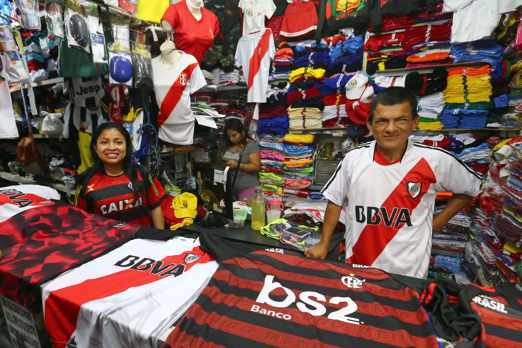 Camisetas de River Plate de Argentina y Flamengo de Brasil, se venden en el emporio comercial Gamarra en la Victoria.Foto:ANDINA/Héctor Vinces