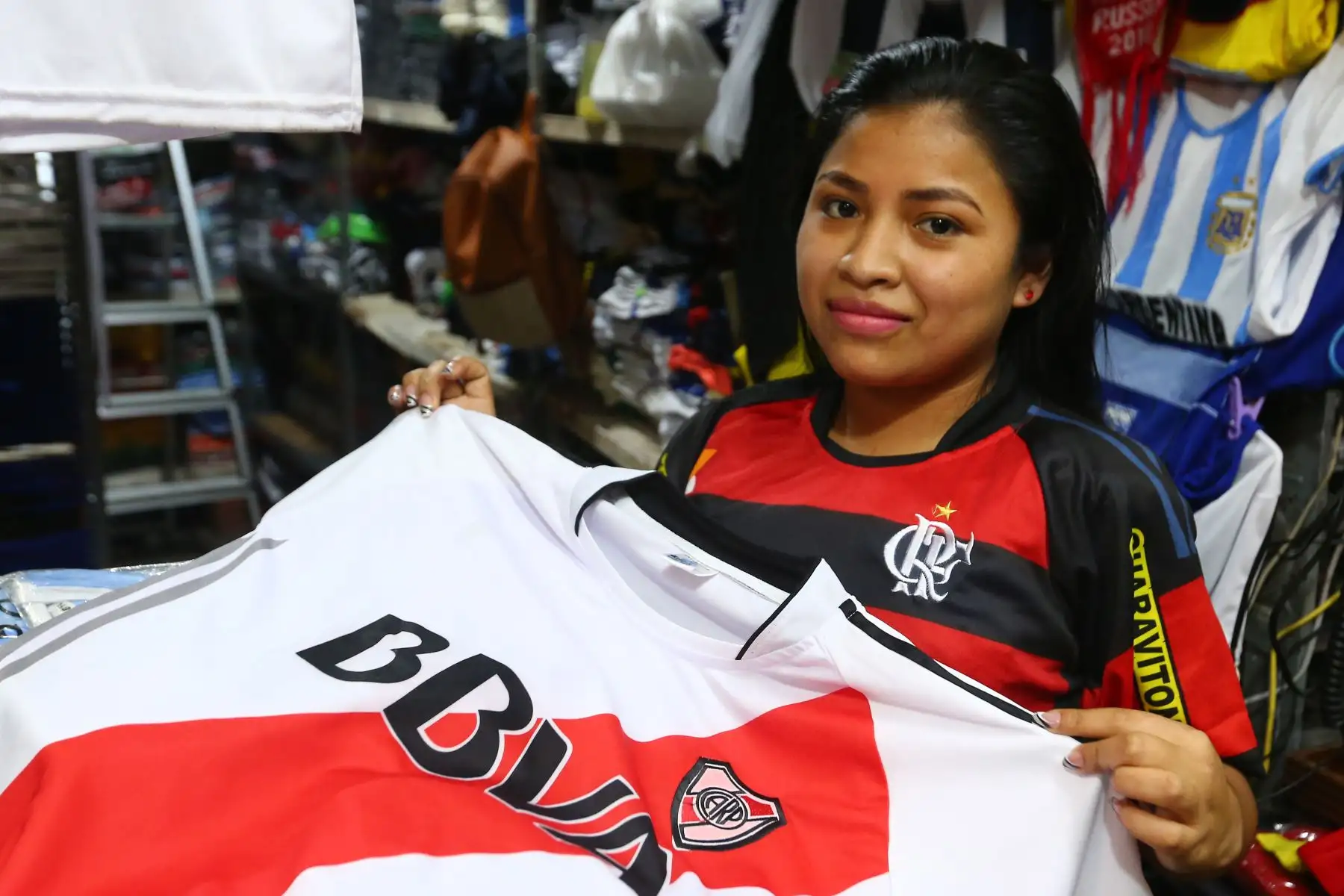 Camisetas de River Plate de Argentina y Flamengo de Brasil, se venden en el emporio comercial Gamarra en la Victoria. Foto:ANDINA/Héctor Vinces