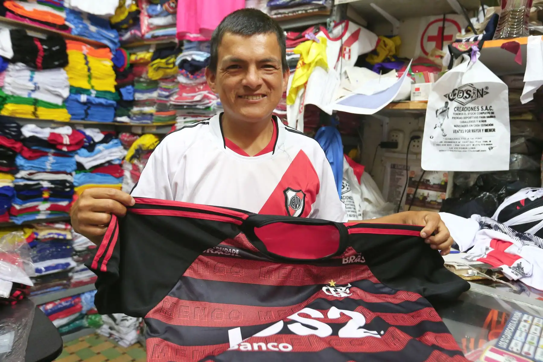 Camisetas de River Plate de Argentina y Flamengo de Brasil, se venden en el emporio comercial Gamarra en la Victoria. Foto:ANDINA/Héctor Vinces