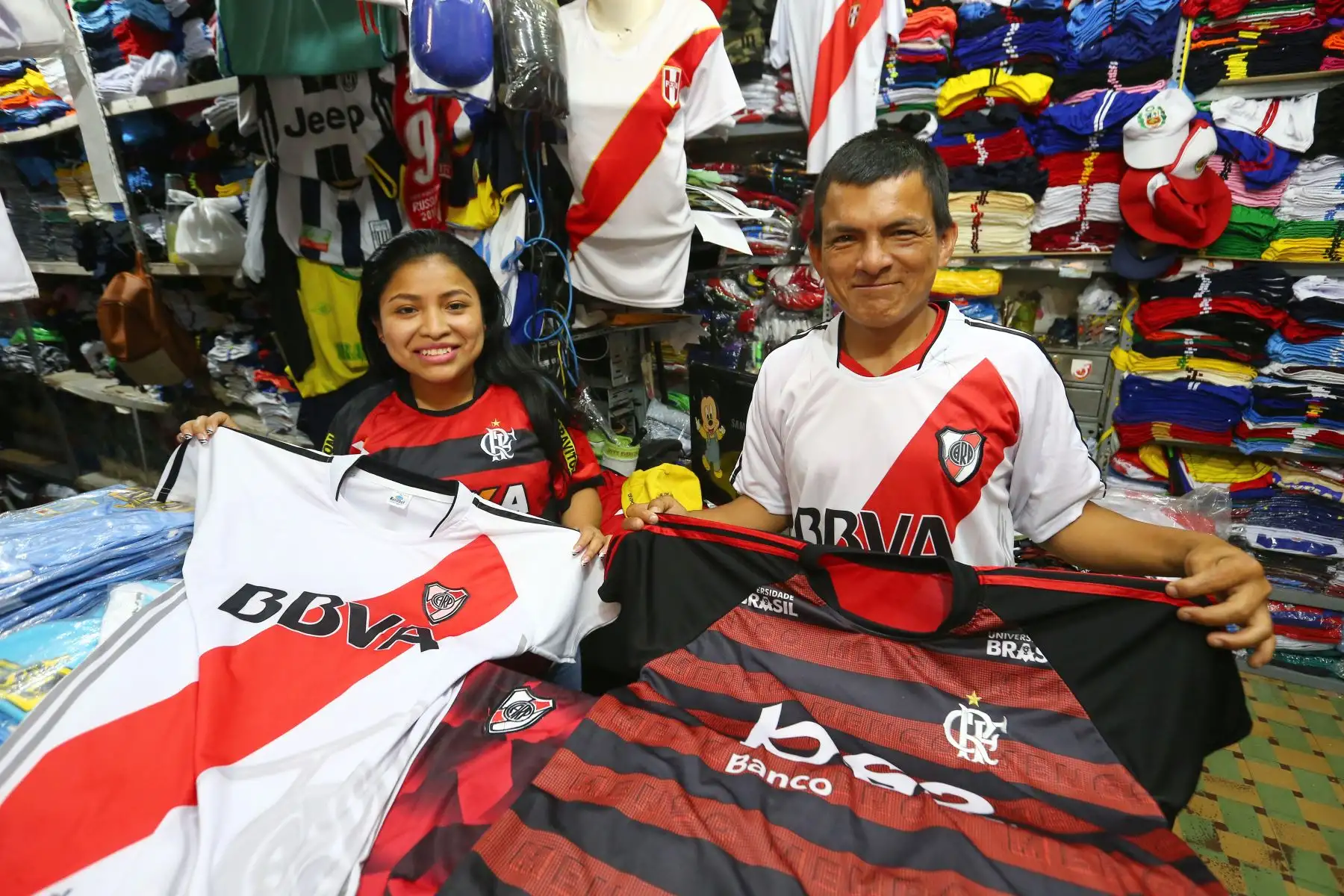 Camisetas de River Plate de Argentina y Flamengo de Brasil, se venden en el emporio comercial Gamarra en la Victoria.Foto:ANDINA/Héctor Vinces