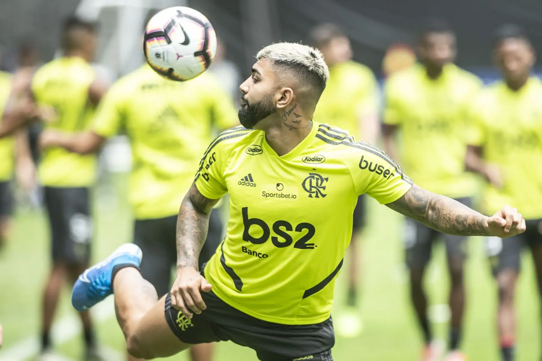 El jugador brasileño de Flamengo Gabriel Barbosa mira el balón durante una sesión de entrenamiento en Lima. Foto: AFP