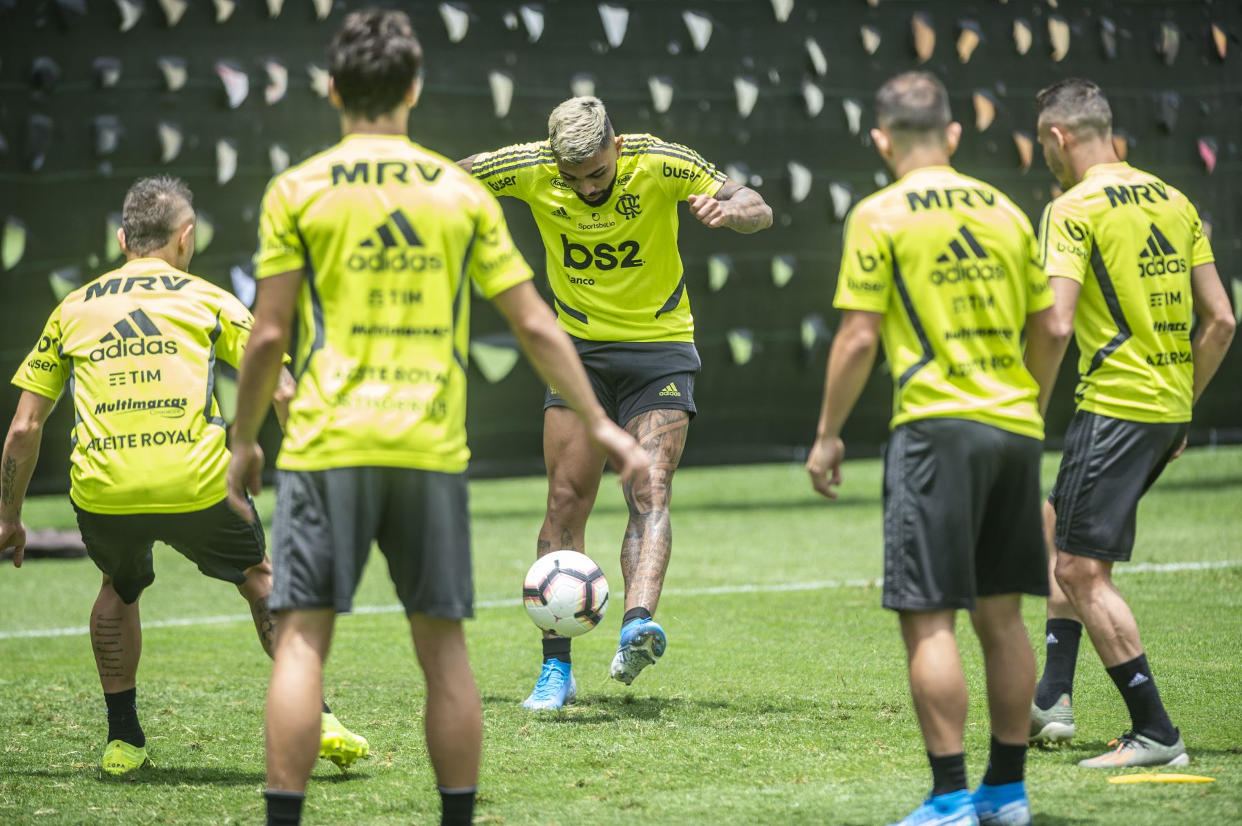 El jugador brasileño de Flamengo Gabriel Barbosa controla el balón durante una sesión de entrenamiento en Lima. Foto: AFP