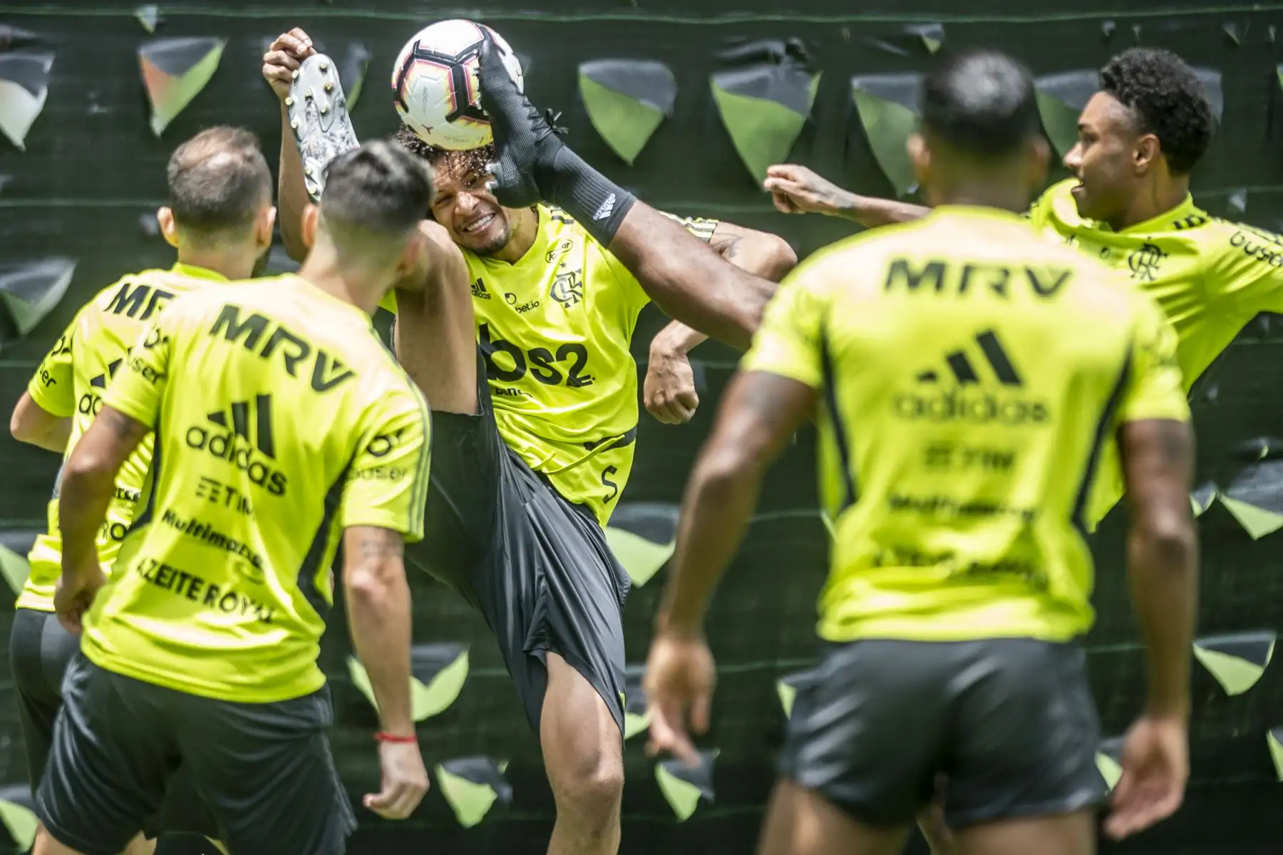El jugador brasileño de Flamengo Willian Arao compite por el balón durante una sesión de entrenamiento en Lima, el 21 de noviembre de 2019, antes del último partido de fútbol de la Copa Libertadores contra el River Plate de Argentina. Foto: AFP