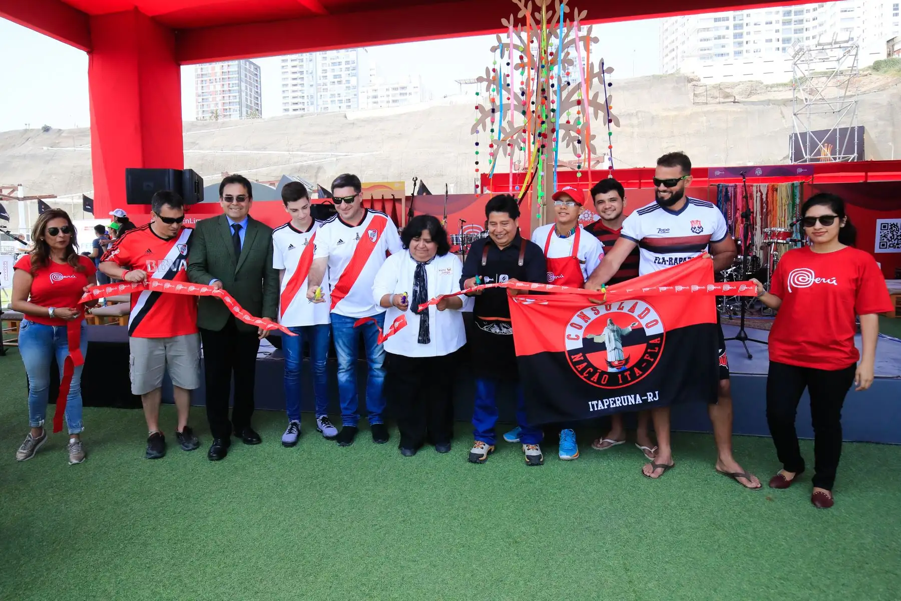 Luis Torres Paz, presidente de Promperú, inauguró la Casa Perú en los Domos de San Miguel con motivo de la Copa Libertadores de América que se jugará en nuestro país. 

Foto: ANDINA/Juan Carlos Guzmán Negrini.