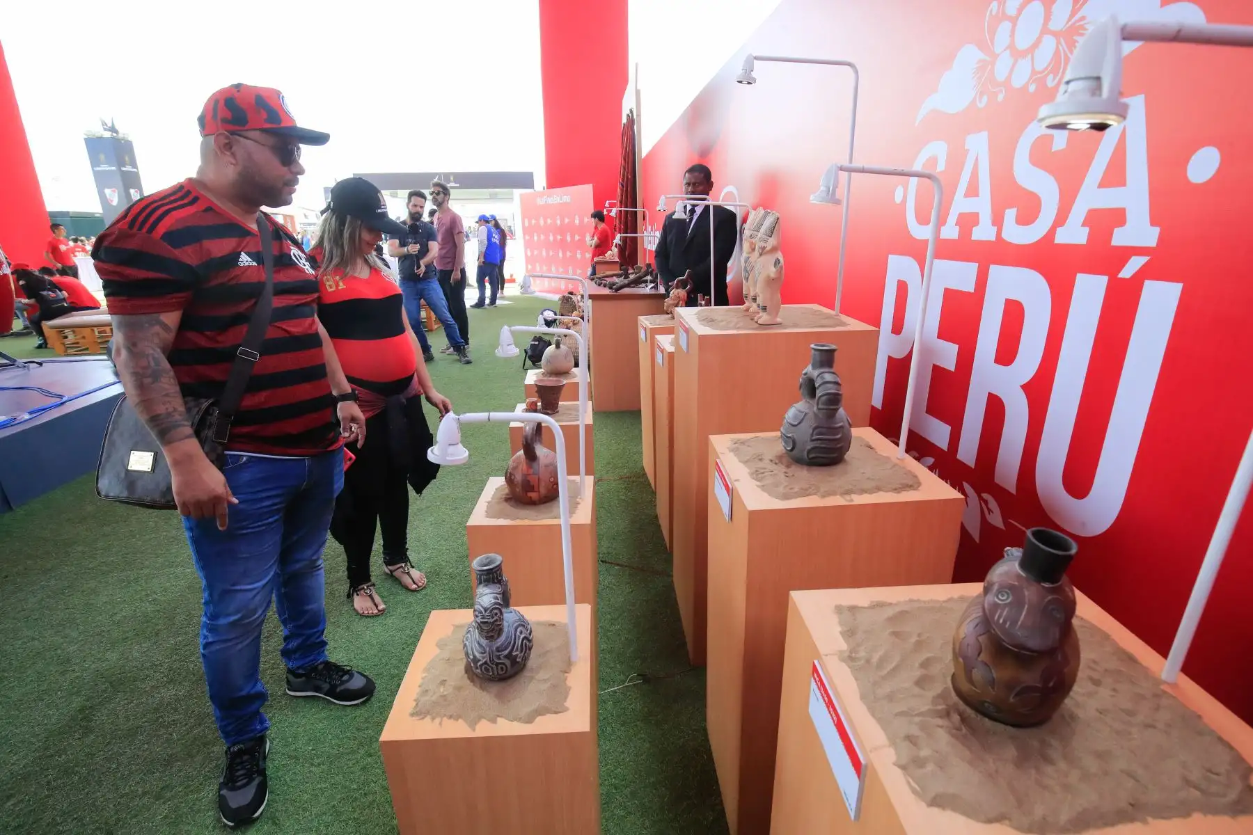 Inauguración de la Casa Perú en los Domos de San Miguel con motivo de la Copa Libertadores de América que se jugará en nuestro país. 


Foto: Andina/Juan Carlos Guzmán Negrini