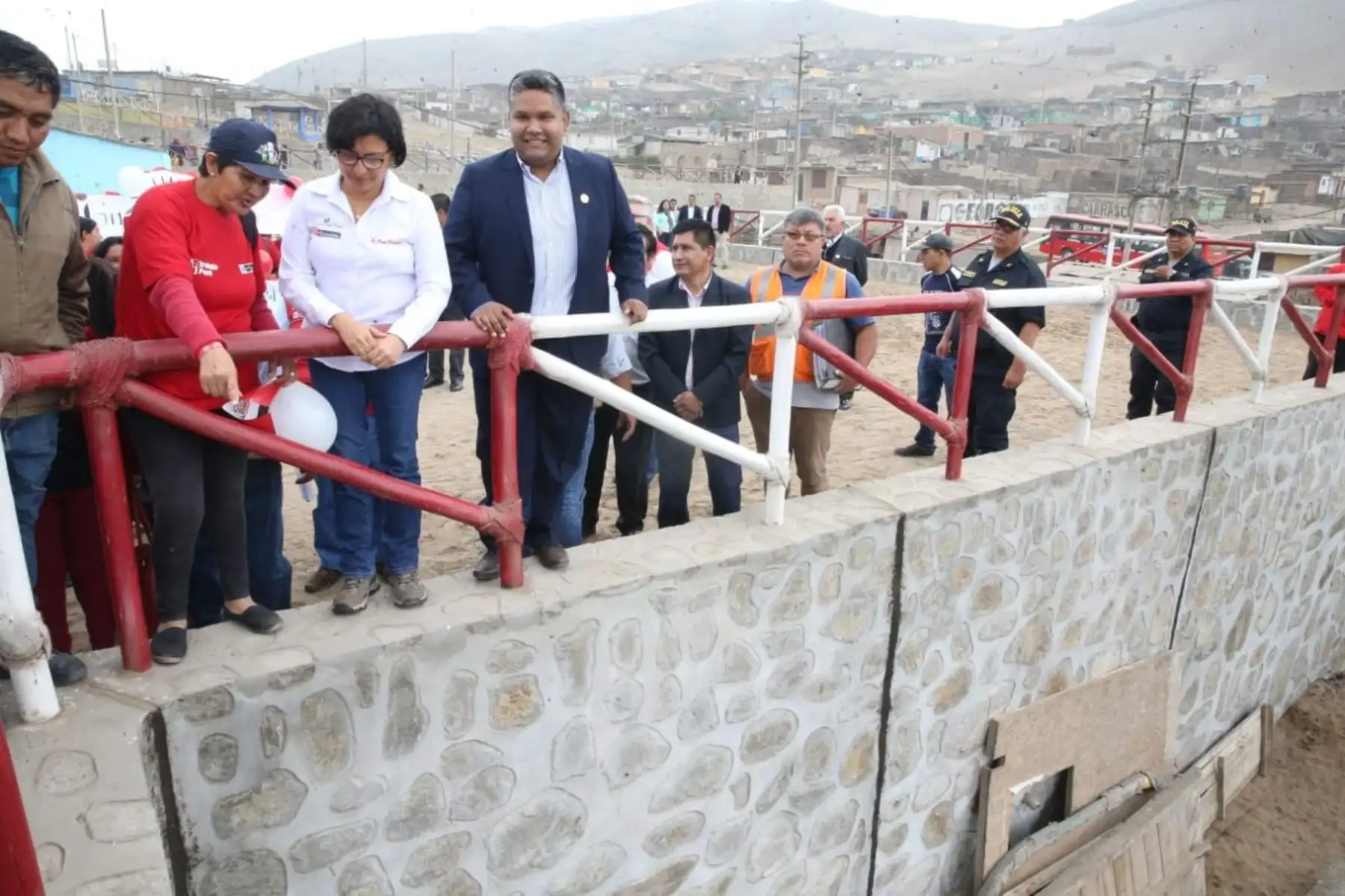 Ministra de Trabajo y Promoción del Empleo, Sylvia Cáceres Pizarrol, inspecciona obras en Santa Rosa, Lima.