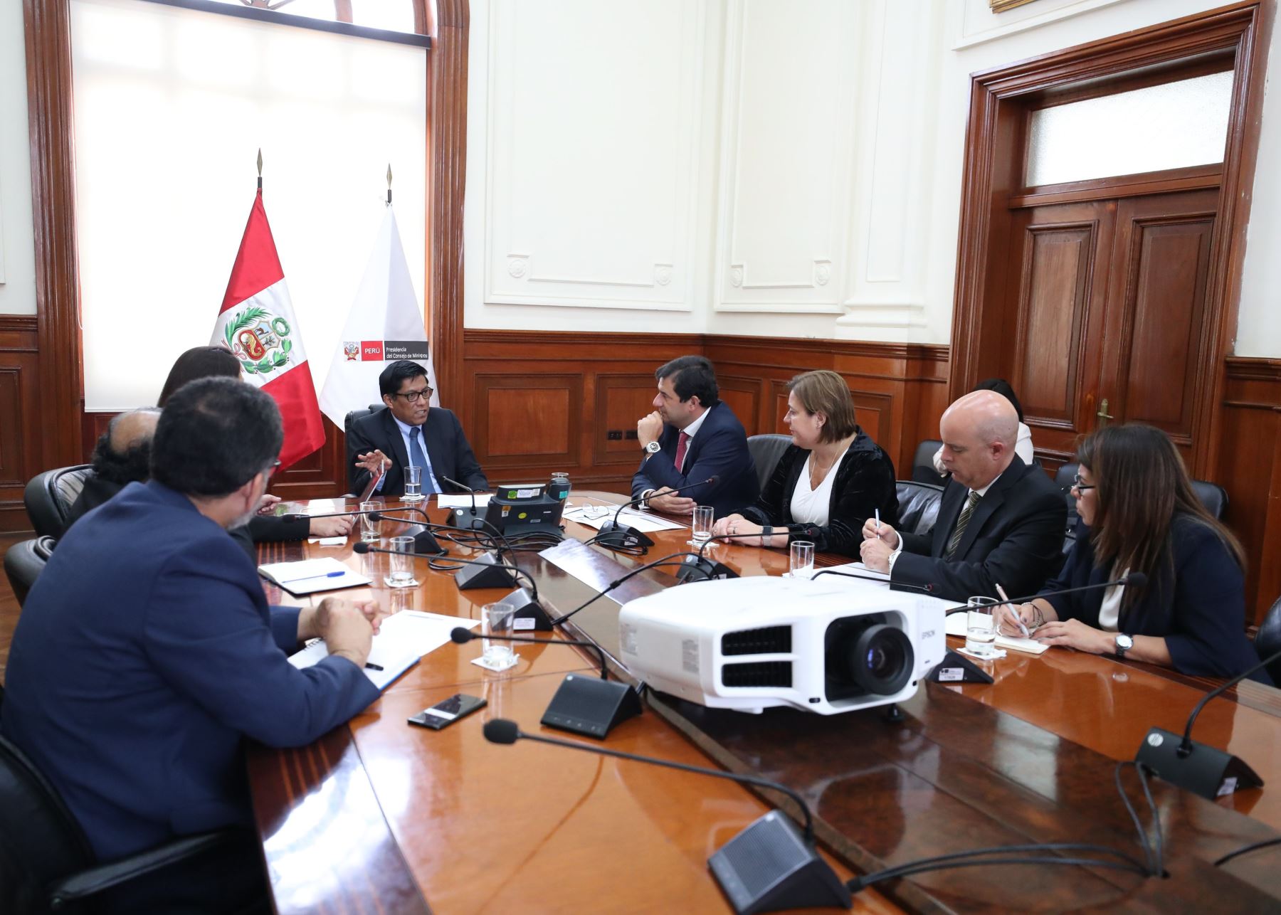 El presidente del Consejo de Ministros, Vicente Zeballos, recibió la visita del presidente de Microsoft Latinoamérica, César Cernuda.