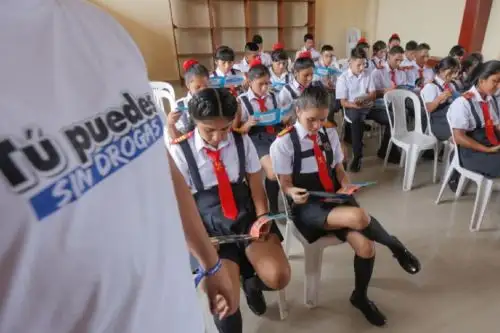 El objetivo de la transferencia es prevenir la venta y consumo de drogas legales e ilegales en estudiantes de educación secundaria y en el perímetro de los colegios. Foto: Devida