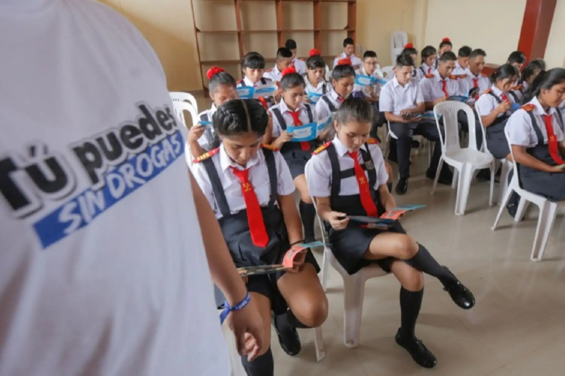 El objetivo de la transferencia es prevenir la venta y consumo de drogas legales e ilegales en estudiantes de educación secundaria y en el perímetro de los colegios. Foto: Devida