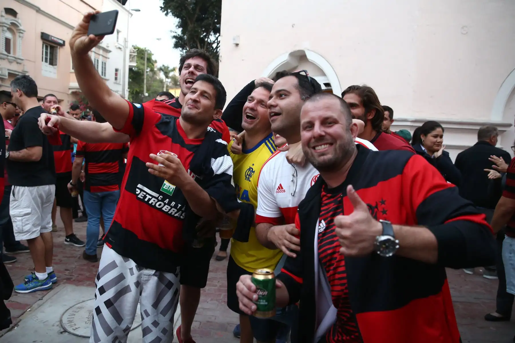 Más de un centenar de hinchas de Flamengo y River Plate en Lima. Foto: ANDINA/Vidal Tarqui